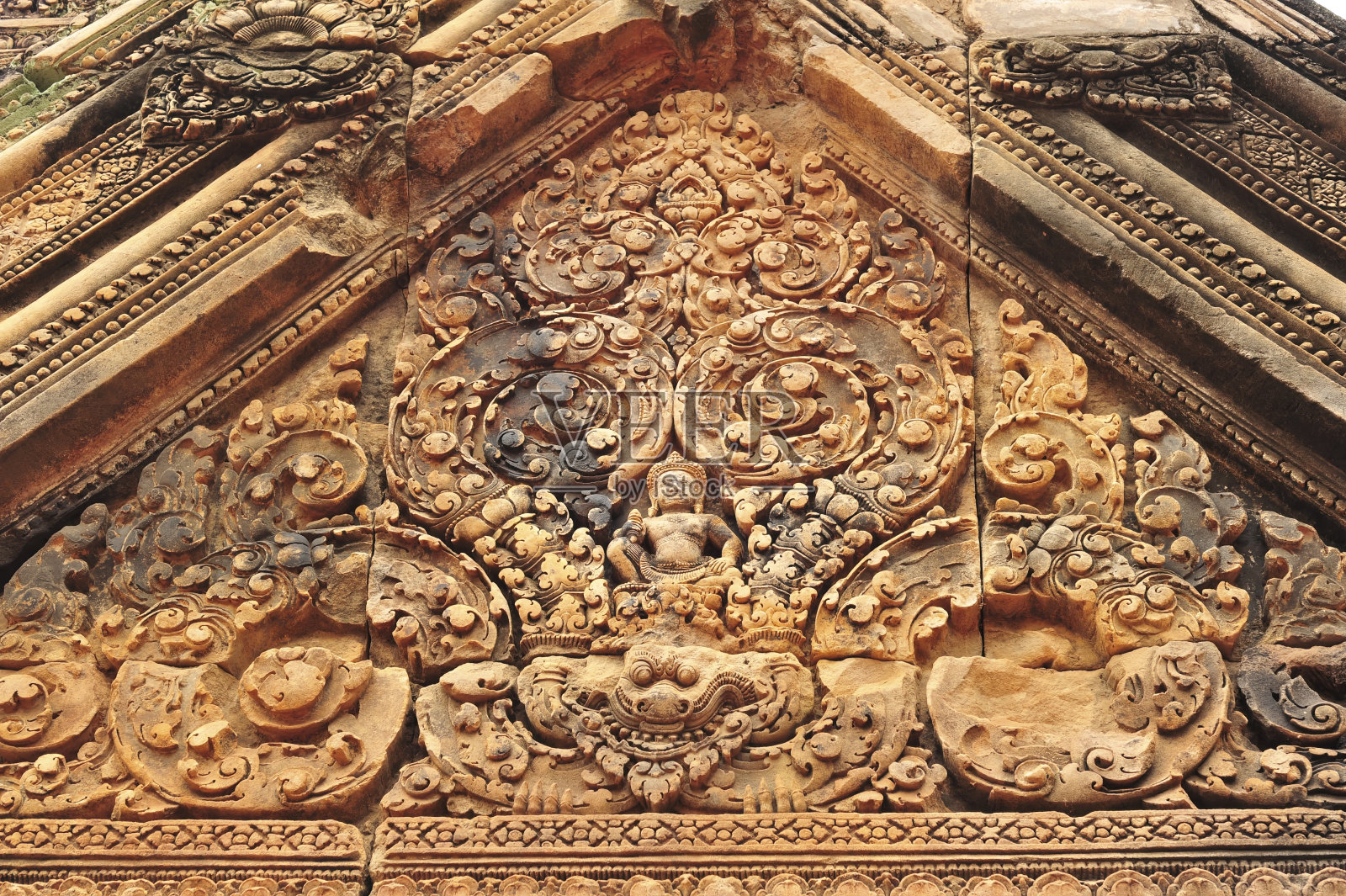 墙上华丽的雕刻是柬埔寨暹粒吴哥窟的一棵树,中间有一个人照片摄影图片