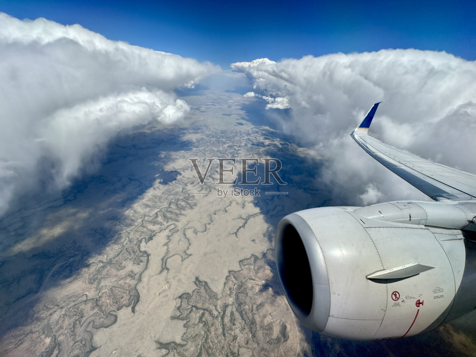 飞过云层的缝隙照片摄影图片