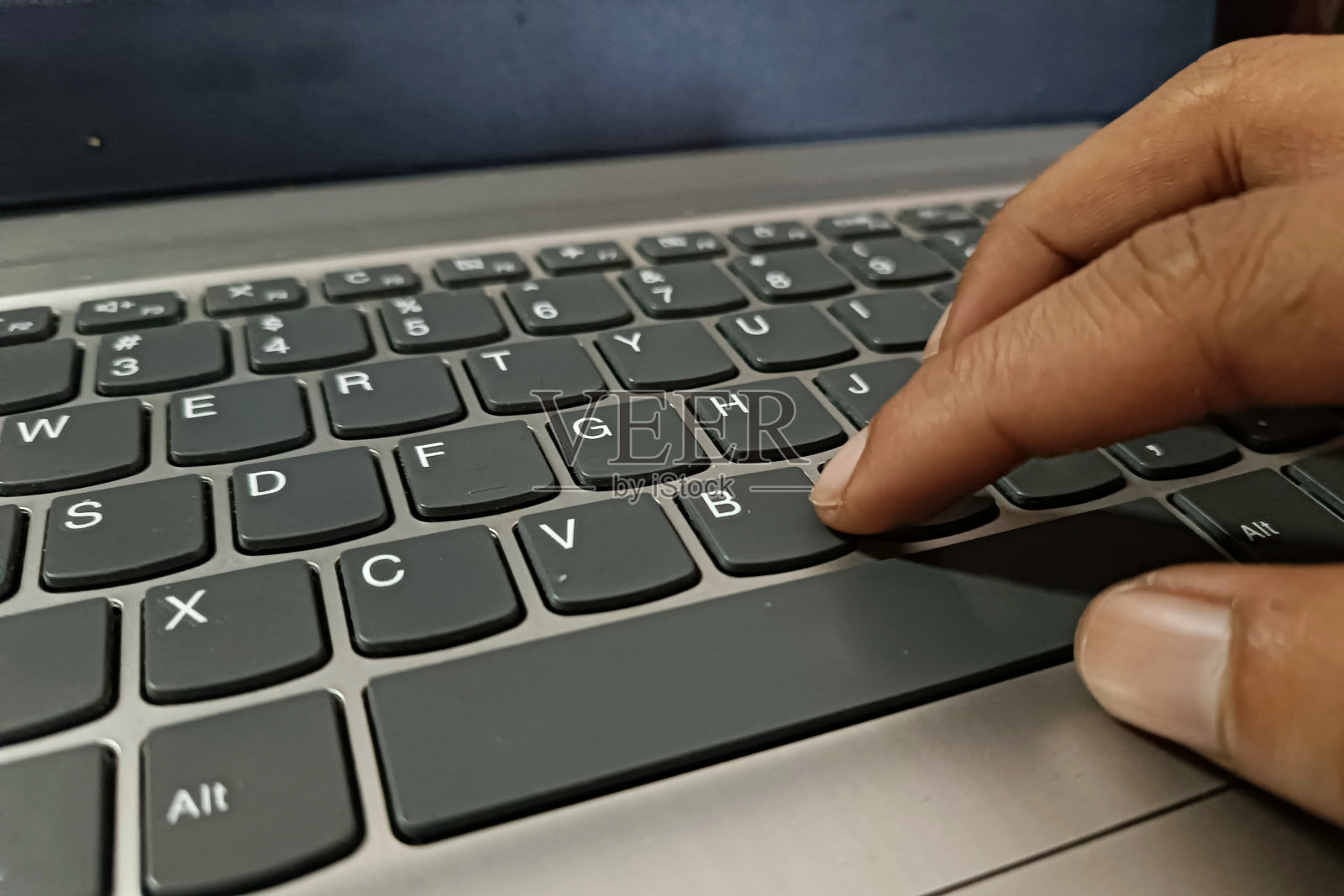 手指放在键盘上照片摄影图片