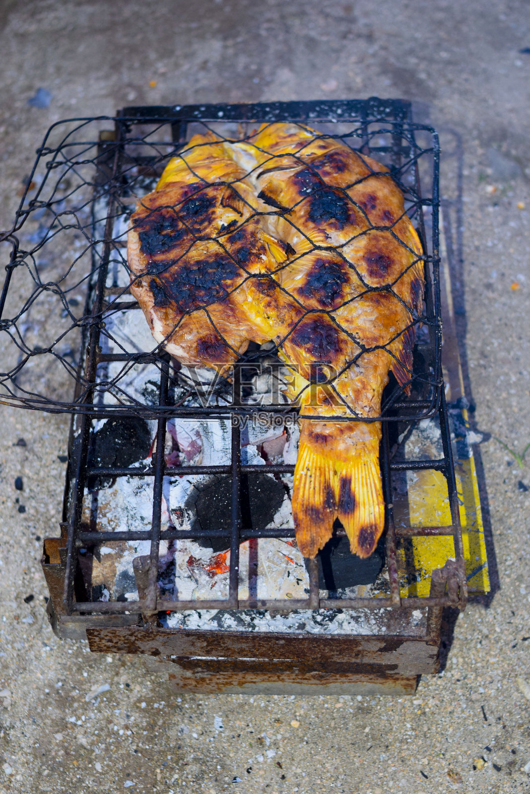 烤鲤鱼照片摄影图片