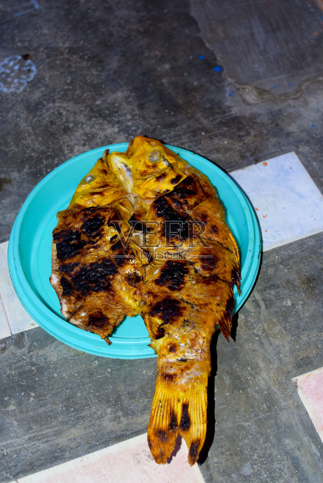 烤鲤鱼照片摄影图片