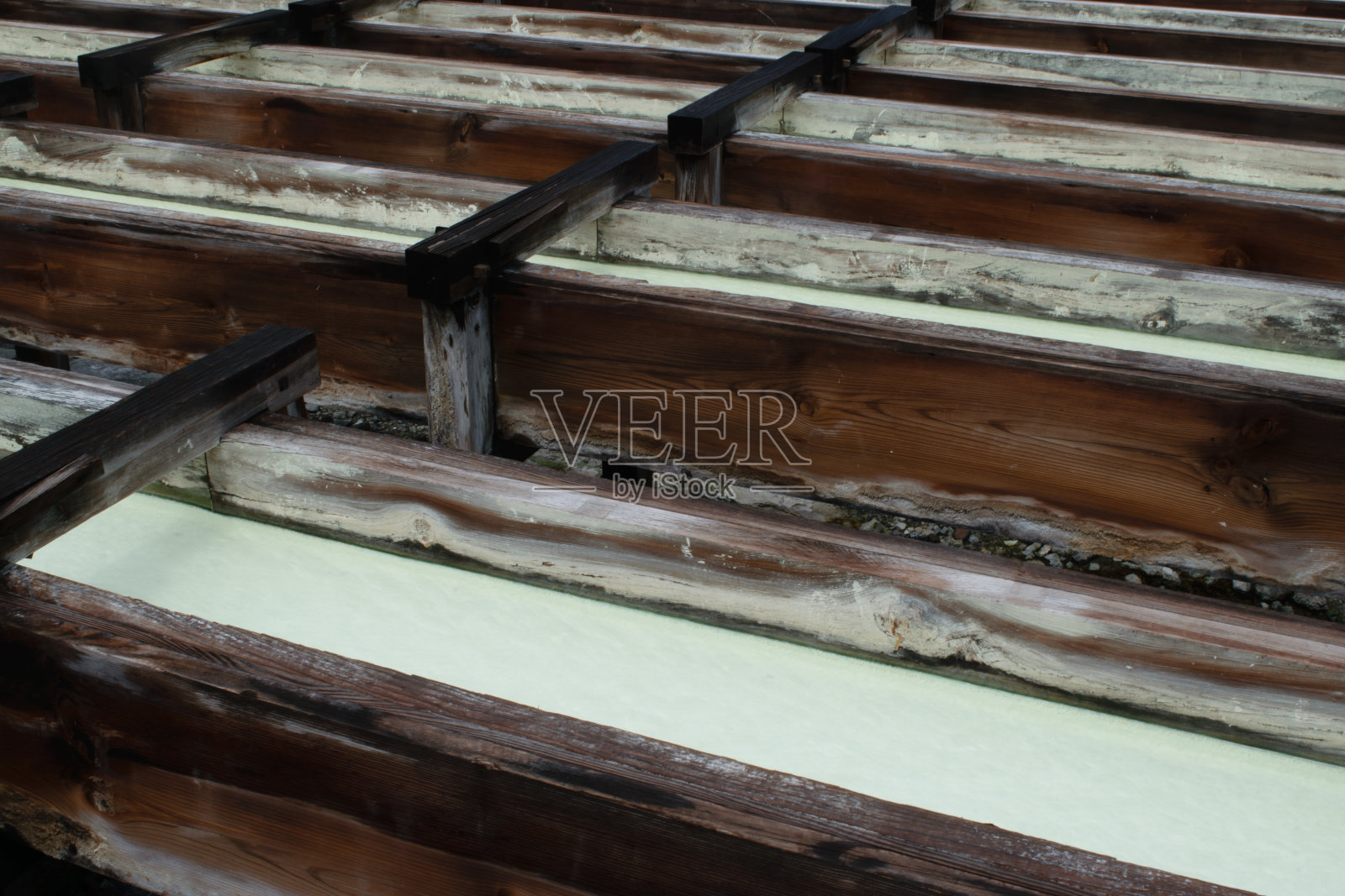 日本的温泉浴水流经冷却槽照片摄影图片