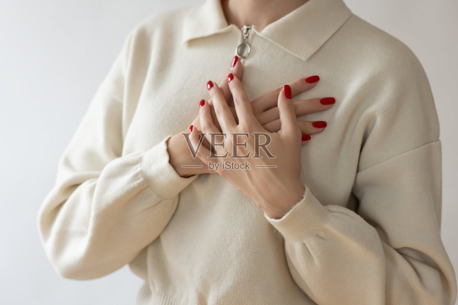 患有胸痛的女性照片摄影图片