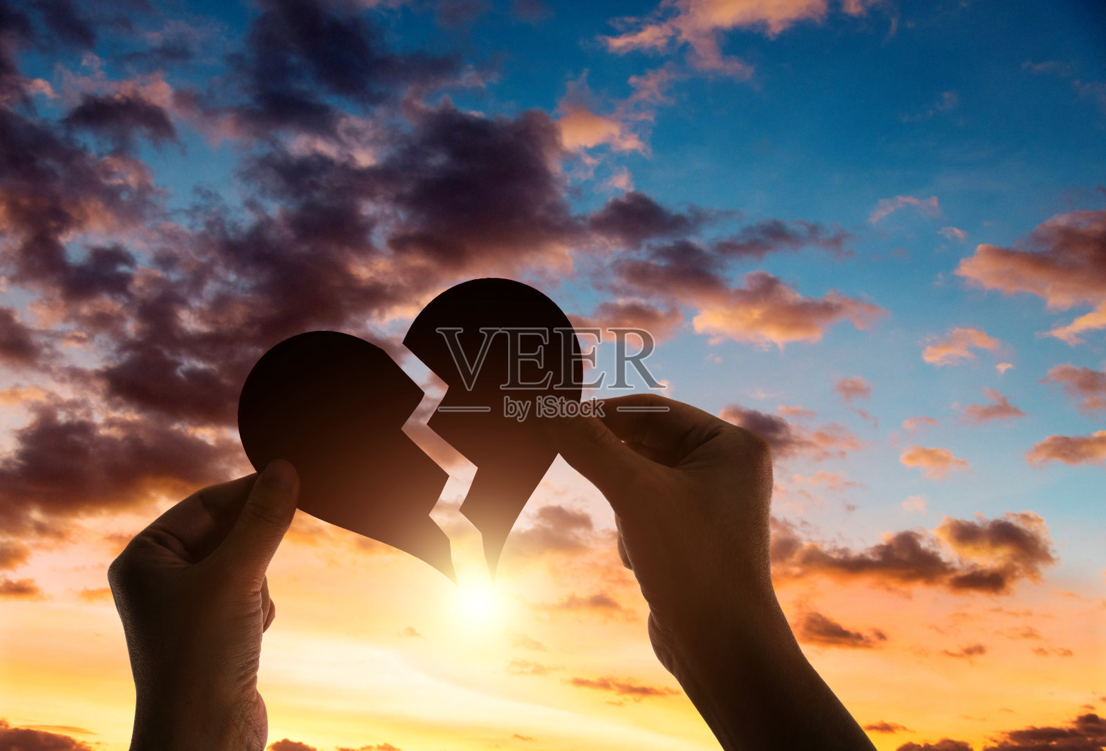 女人双手捧着破碎的心照片摄影图片