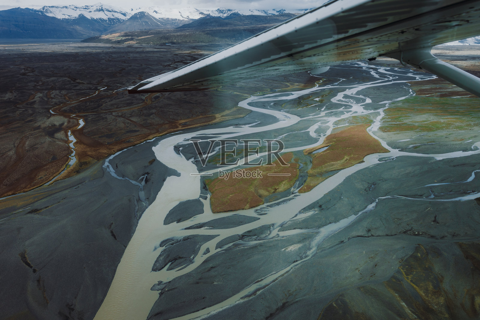 冰岛火山陆地上冰川河流和山脉的壮观景观的飞机视图照片摄影图片