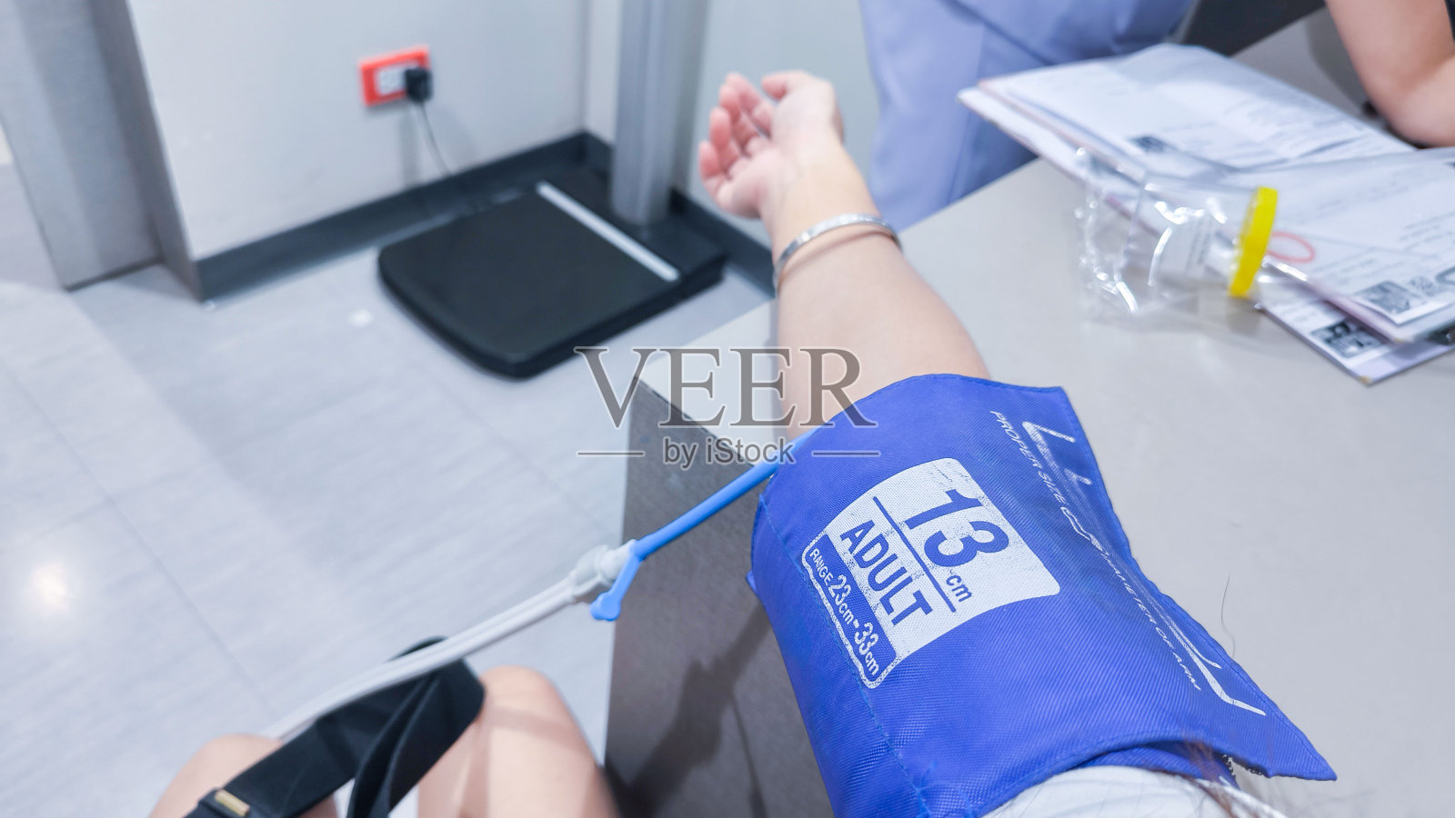 检查病人的血压,身体检查照片摄影图片