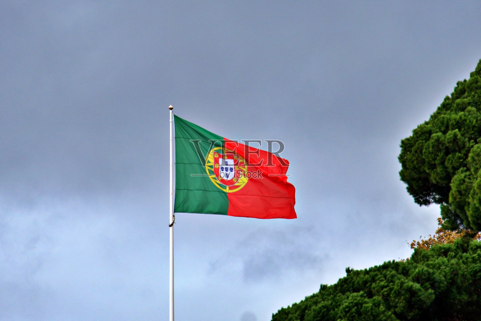 葡萄牙国旗在风中飘扬照片摄影图片