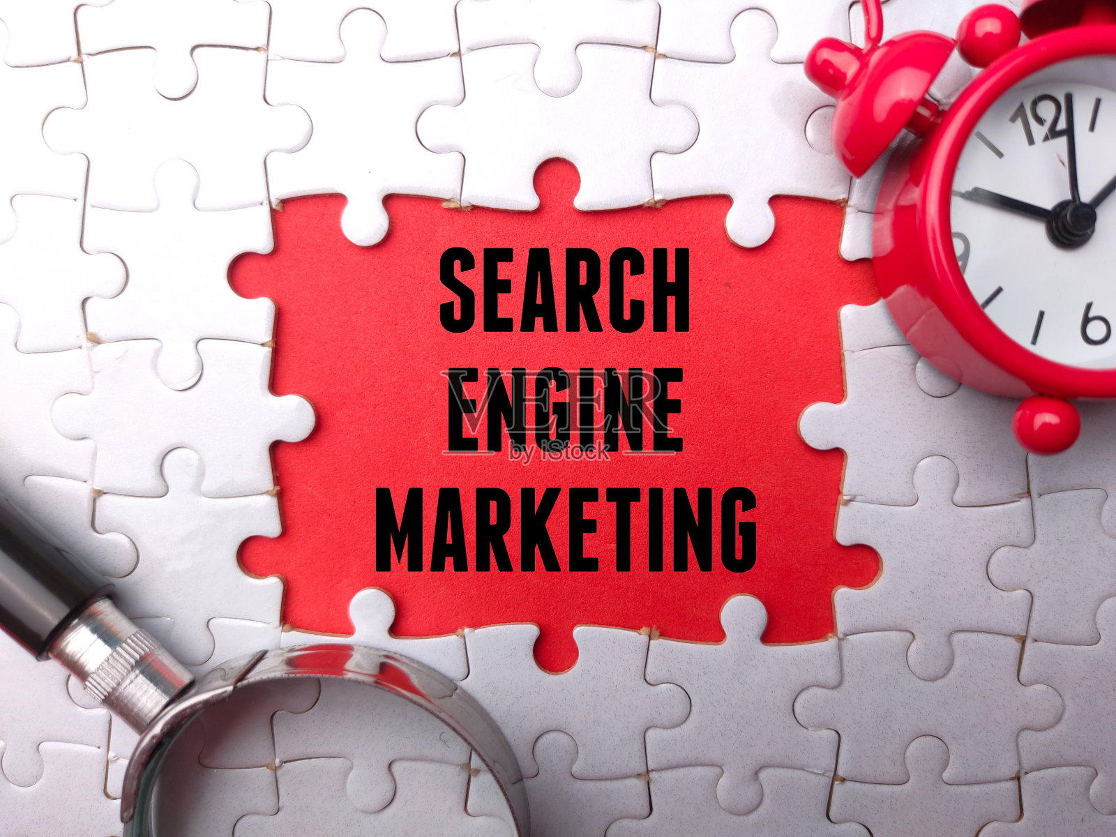 放大镜和时钟与词搜索引擎营销照片摄影图片