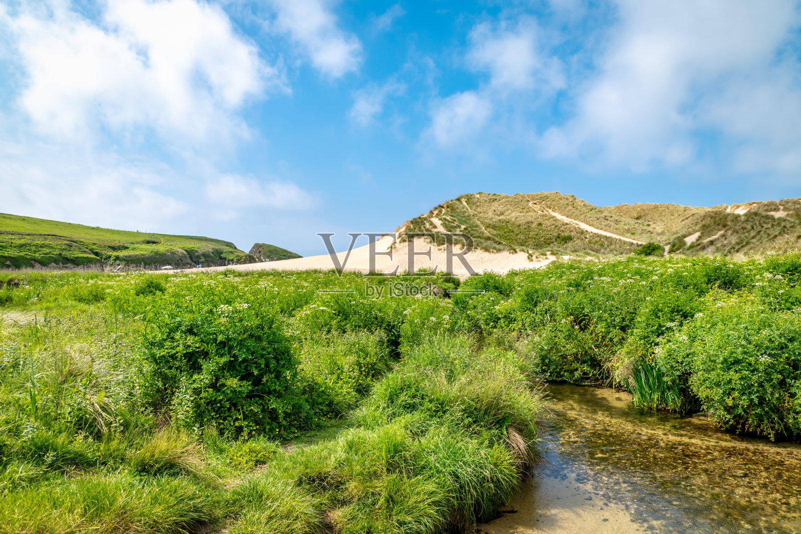 一条小溪通向康沃尔郡的霍利韦尔湾海滩照片摄影图片