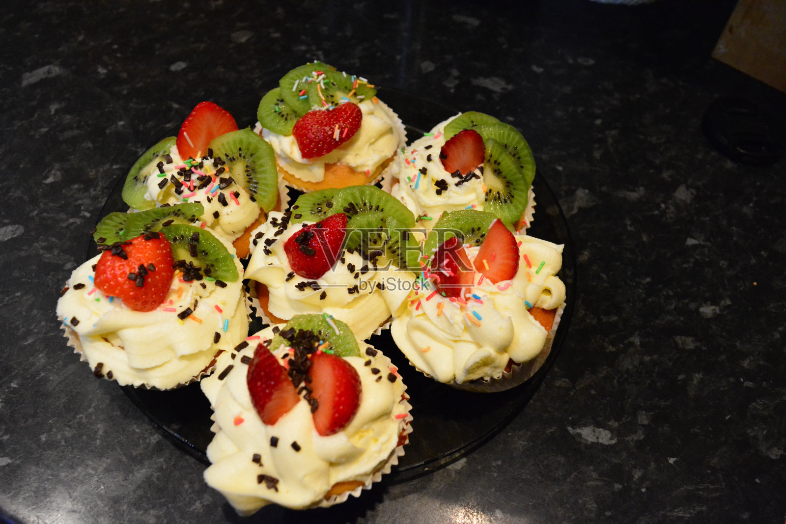 奶油水果纸杯蛋糕照片摄影图片