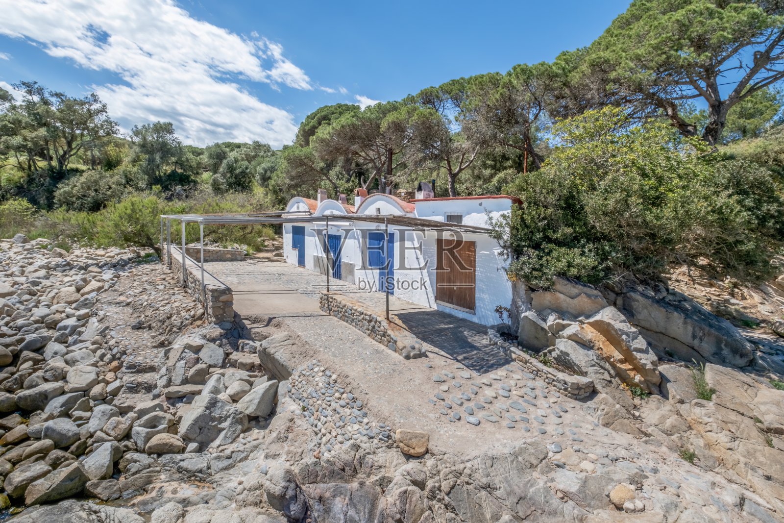 白人渔民的小屋。位于加泰罗尼亚赫罗纳布拉瓦海岸的地中海渔民小屋。照片摄影图片