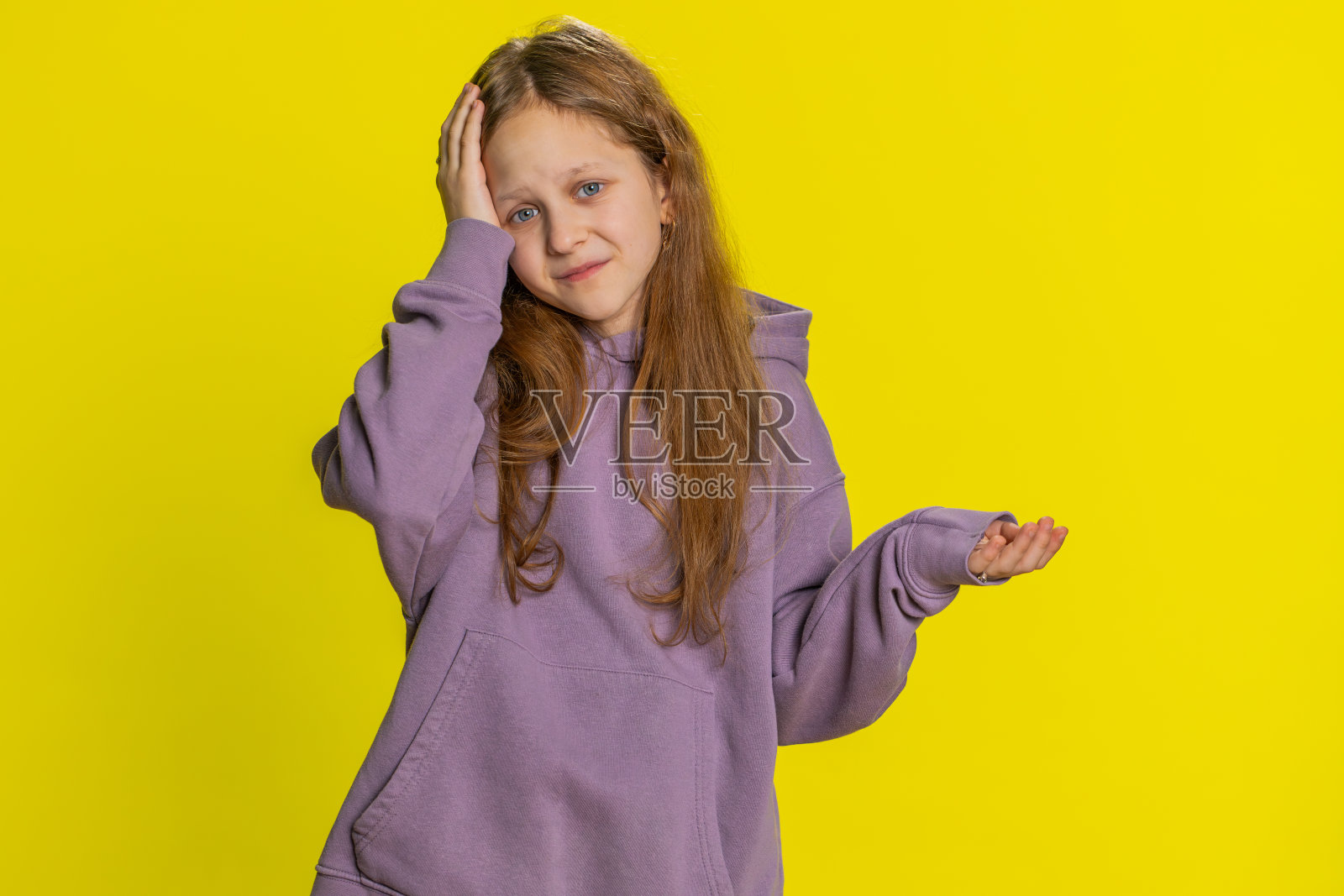 学龄前儿童女童输了,被游戏失败、厄运、损失、不幸的消息吓到了照片摄影图片