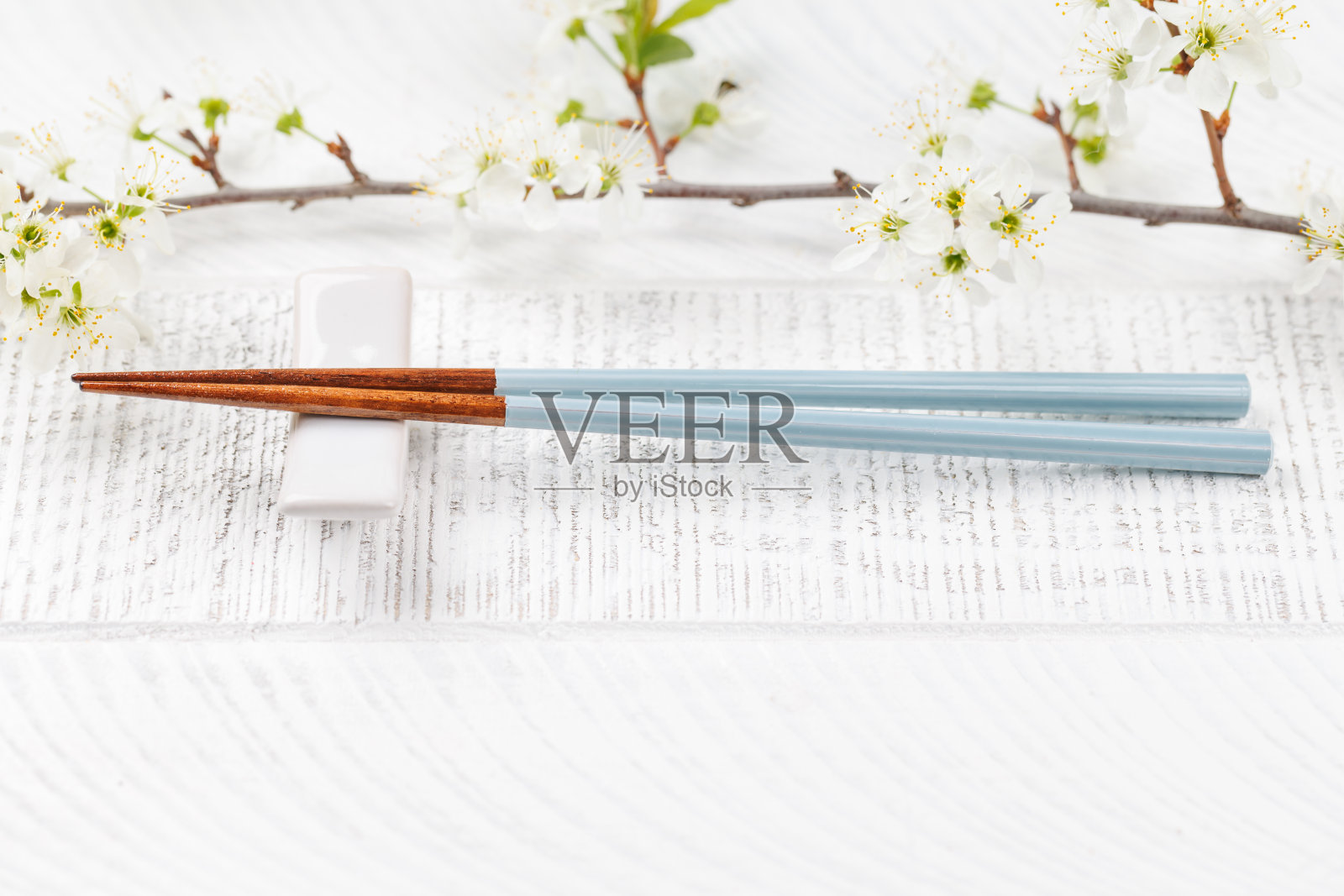 餐桌上装饰着樱花枝和筷子,是日本饮食文化的缩影照片摄影图片