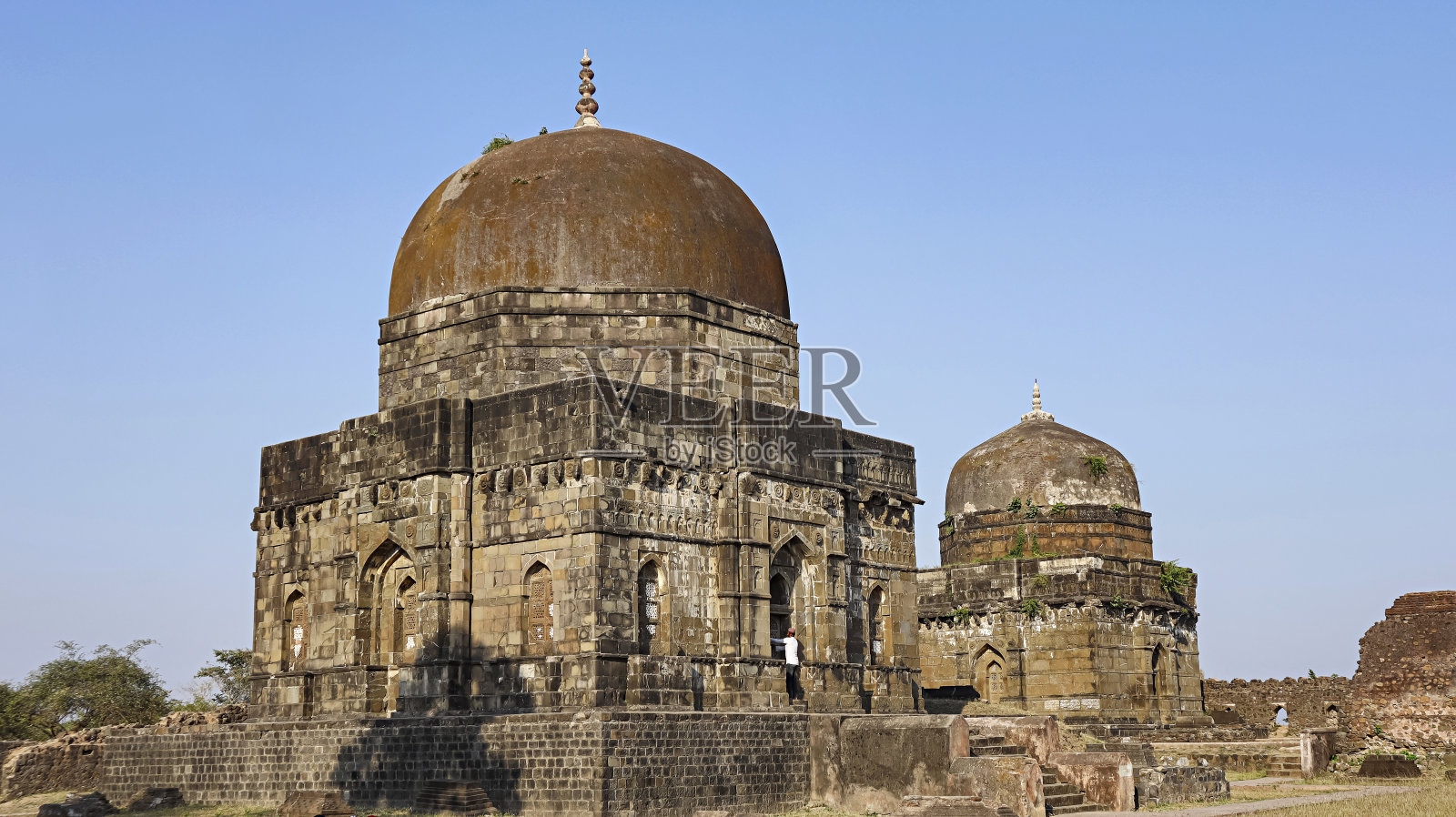 纳迪尔沙和阿迪勒沙墓的视图,纳迪尔沙是法鲁克王朝的创始人,布尔汉布尔,中央邦,印度。照片摄影图片