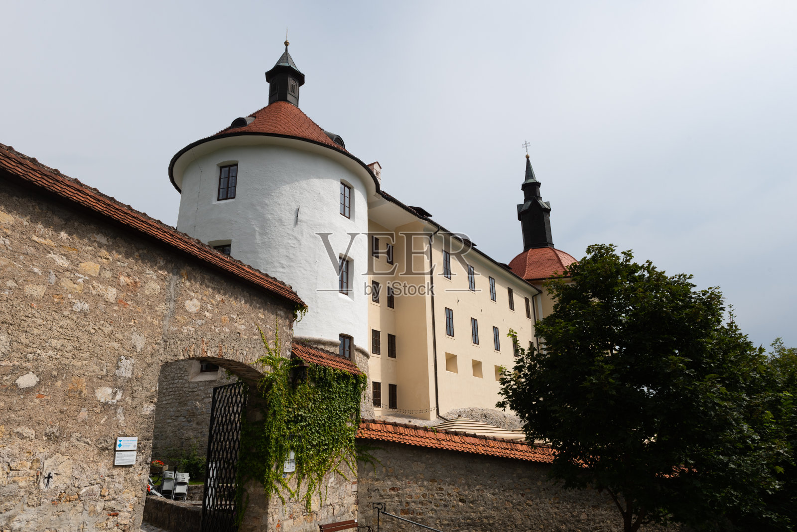卢布尔雅那附近风景如画的中世纪小镇Škofja Loka的美丽城市景观照片摄影图片