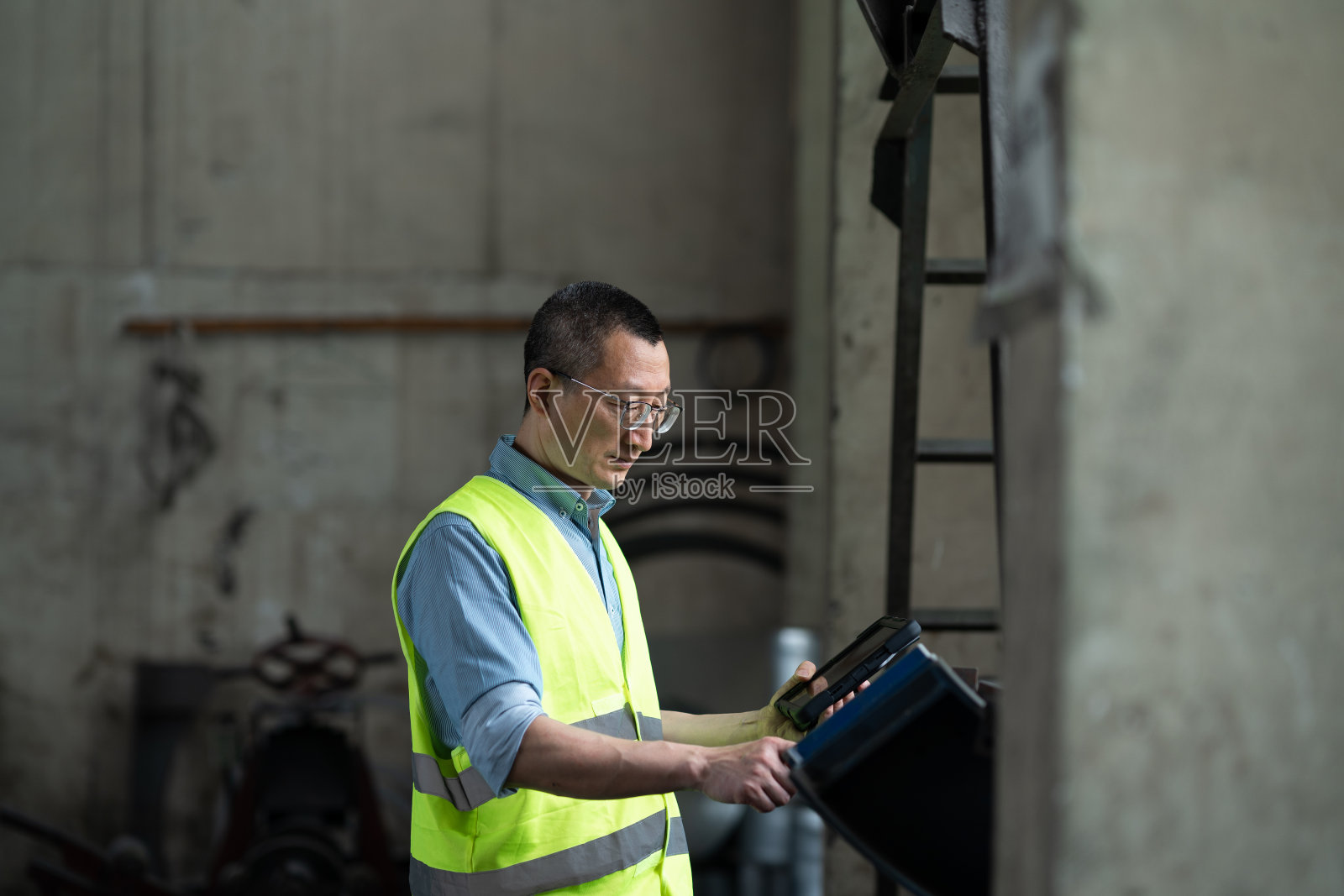 车间人员控制机器照片摄影图片
