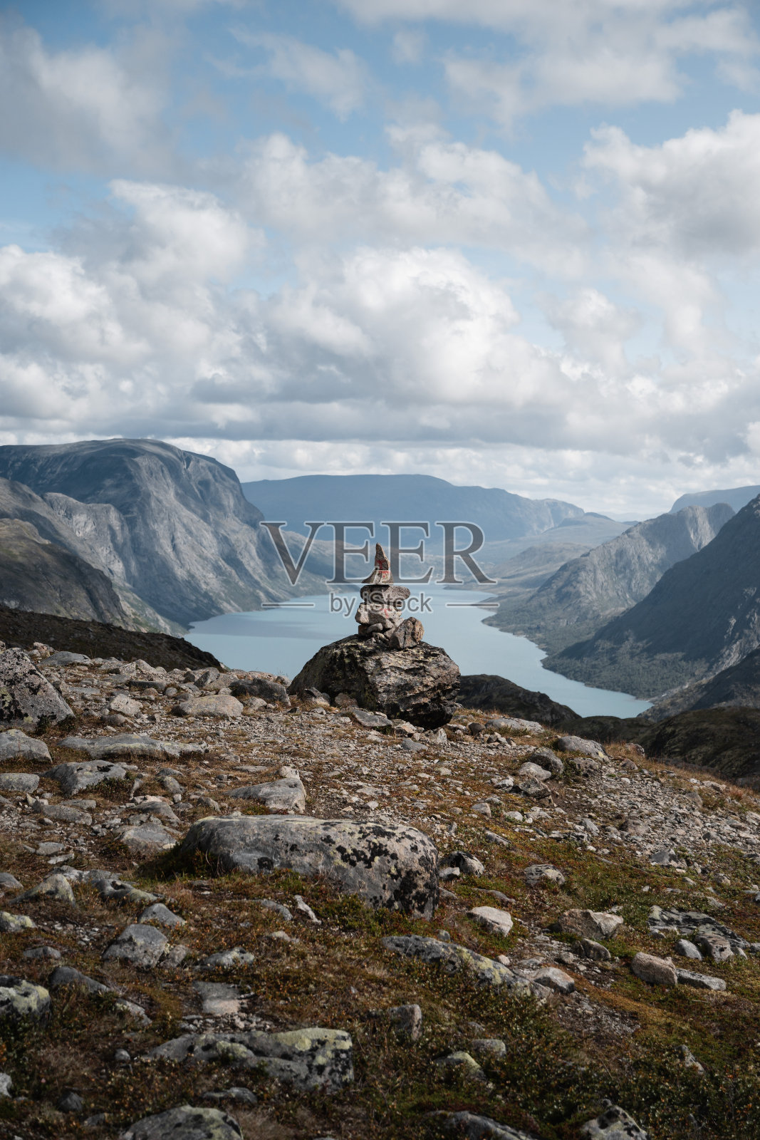 岩石凯恩标志着游客在Jotunheimen徒步旅行的路径,参观挪威和国家公园,以湖为背景照片摄影图片