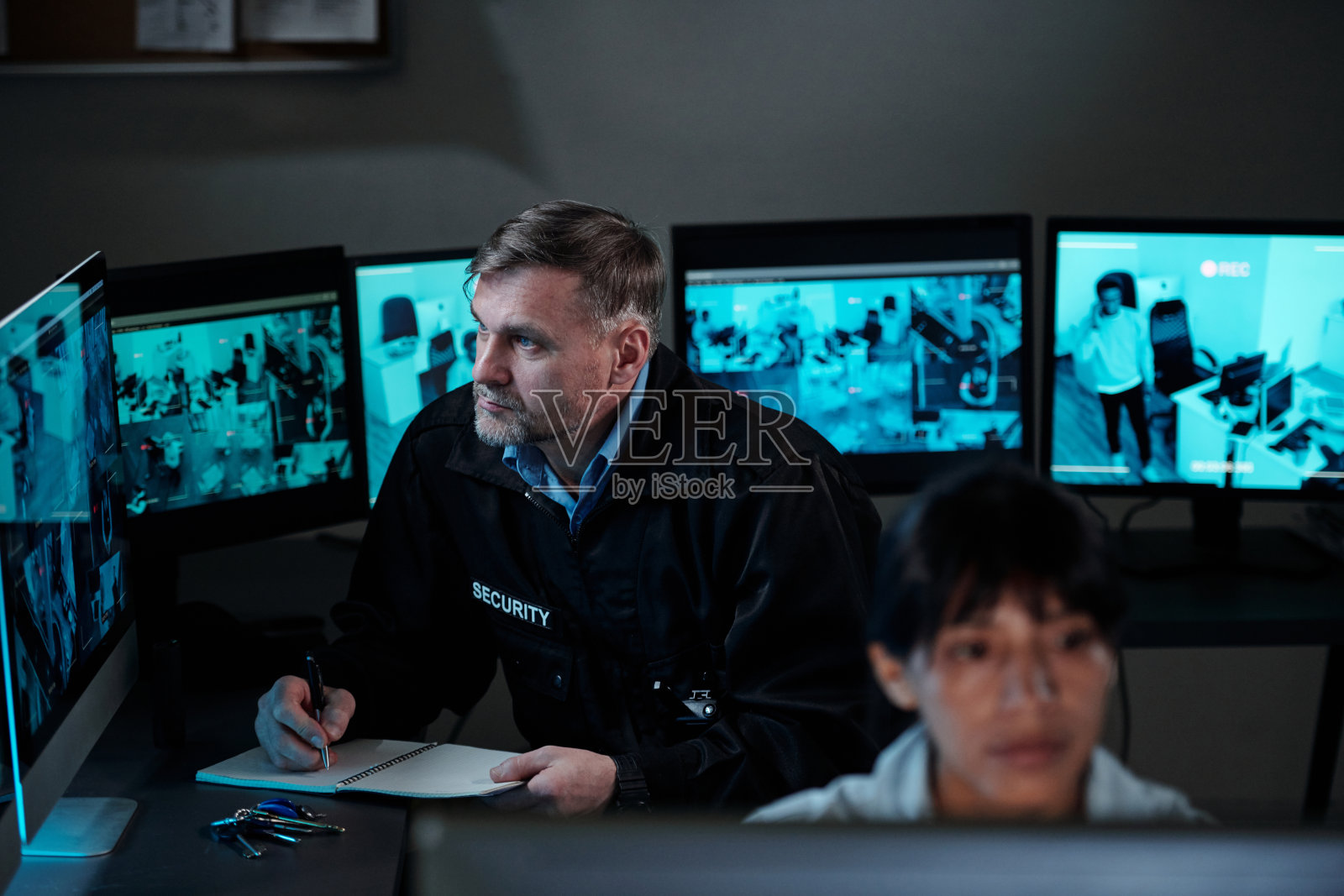 保安在工作时做笔记照片摄影图片