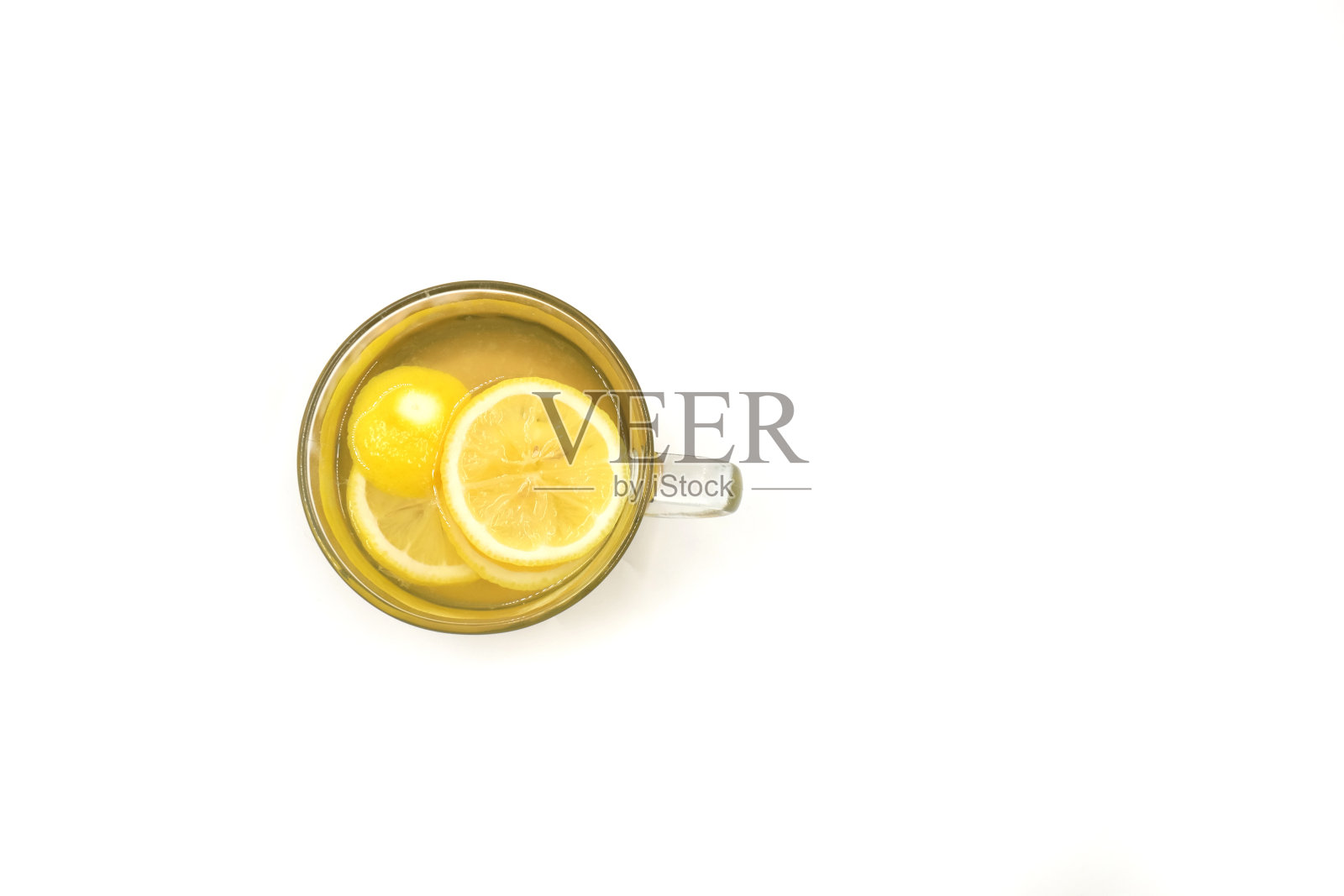 一杯加了蜂蜜和柠檬片的水,孤立的白色背景照片摄影图片