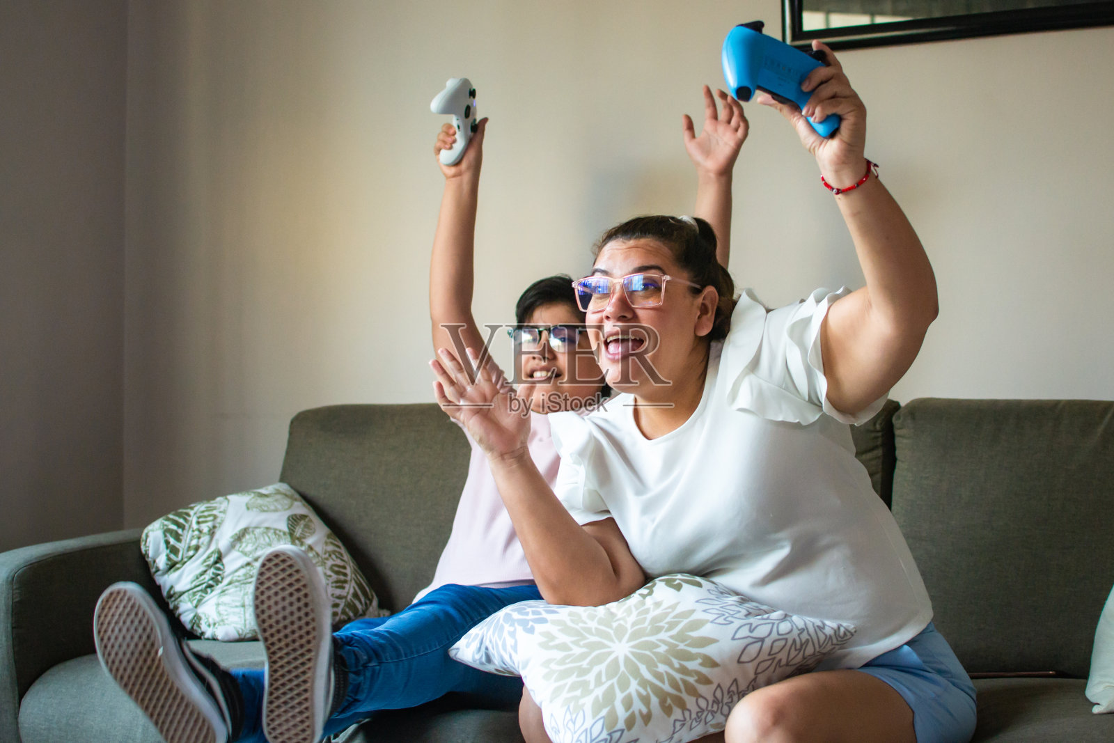 拉丁家庭在家里玩游戏照片摄影图片