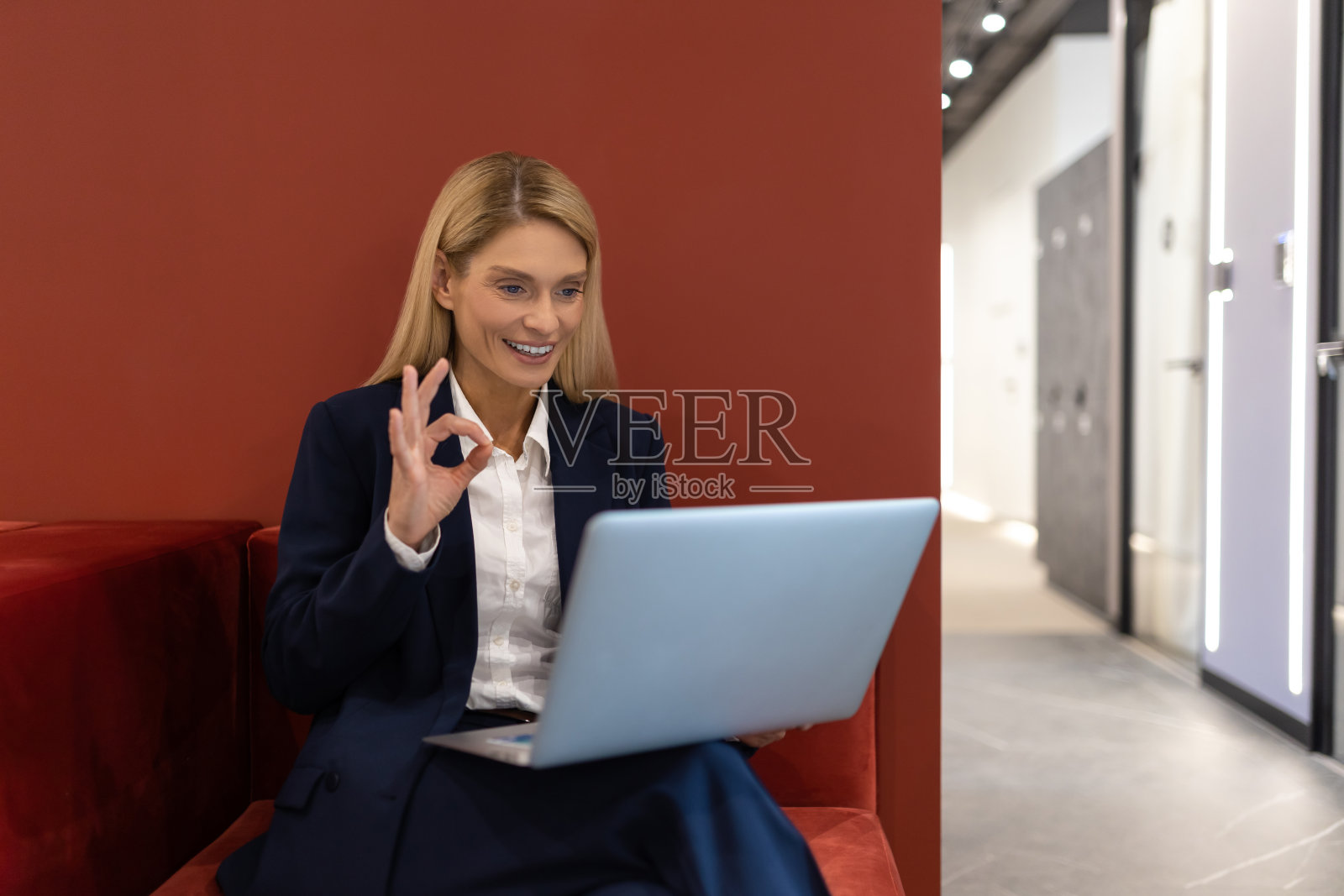 在现代办公室用笔记本电脑上网的高加索女商人照片摄影图片