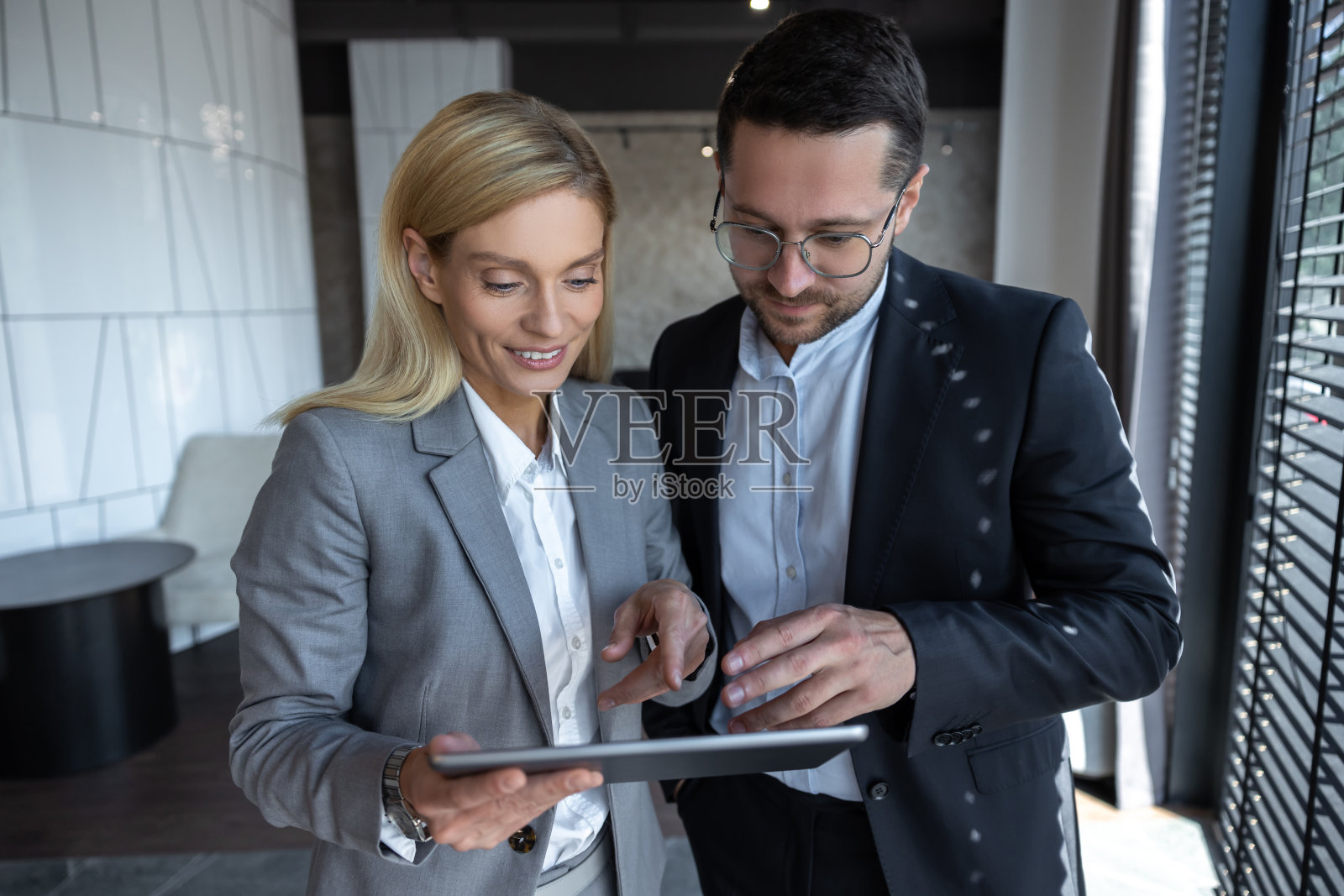 职业商人和女人一起工作时使用平板电脑照片摄影图片