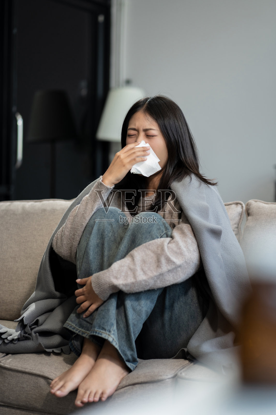 年轻女子拿着药和一杯水,感觉不舒服,保健理念。照片摄影图片