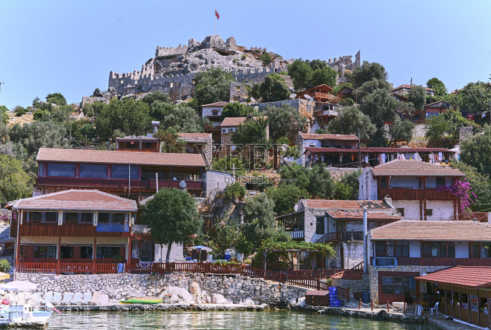 俯瞰大海的地中海小村庄,山上有一座古老的城堡照片摄影图片