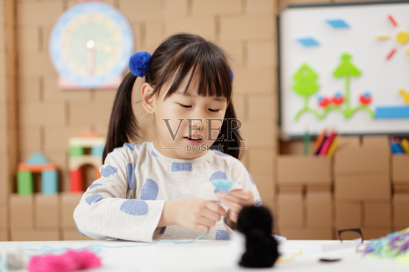 小女孩在家做手工照片摄影图片