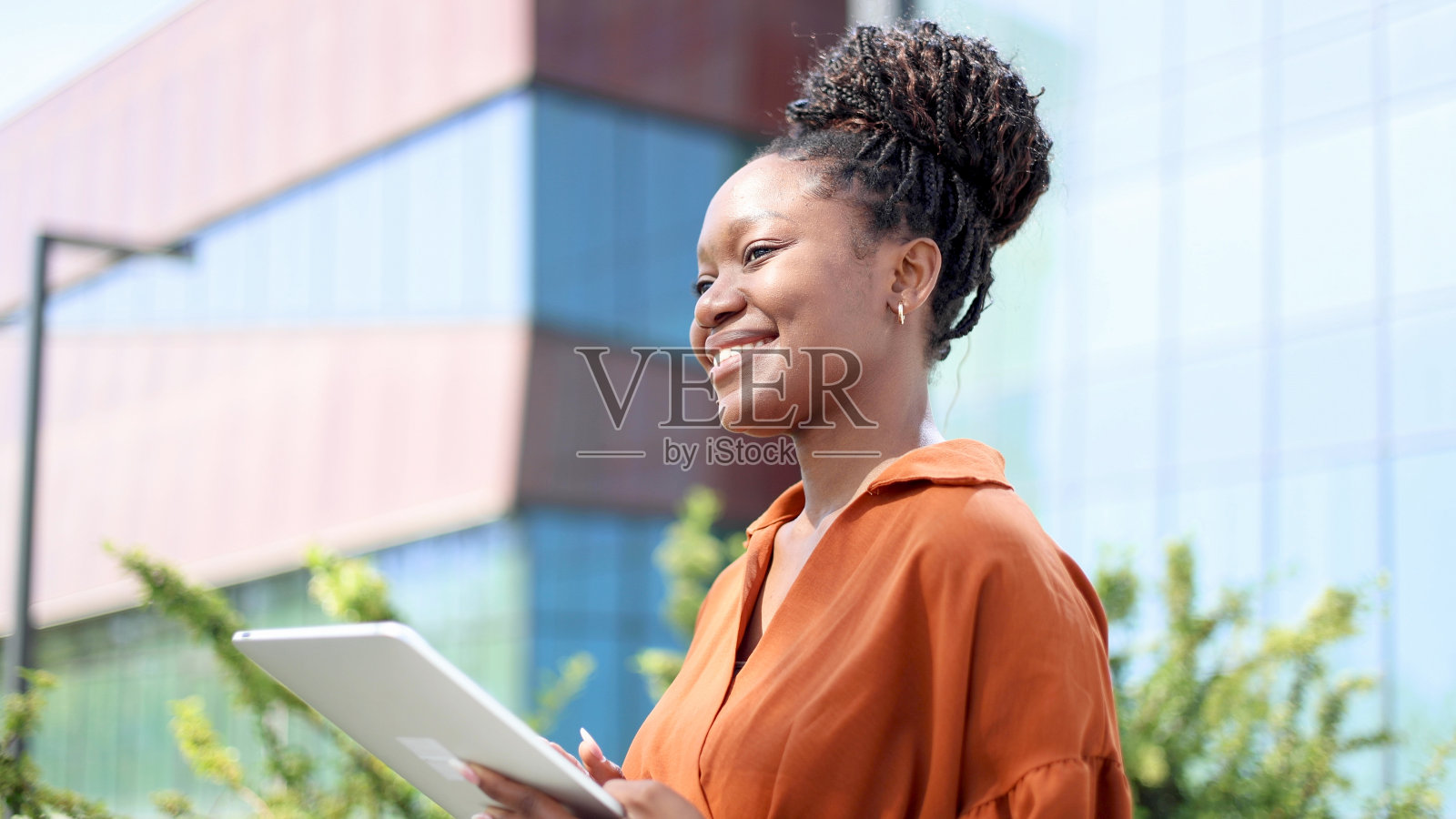 快乐的女商人在外面使用平板电脑照片摄影图片