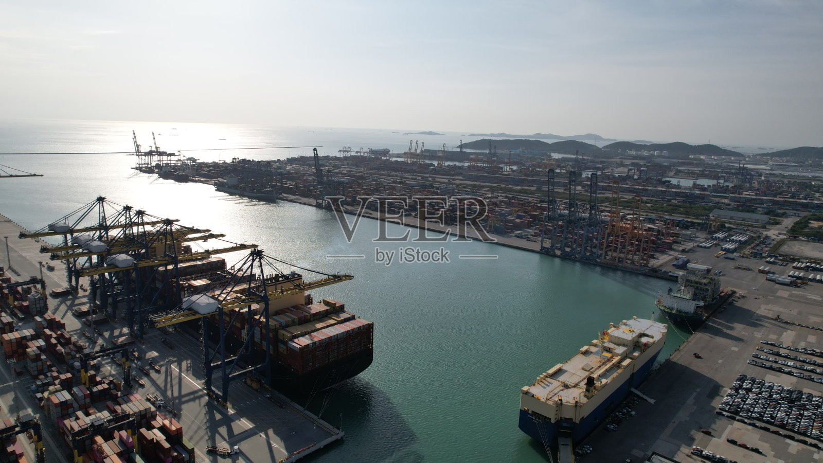 集装箱码头港口鸟瞰图。工业货物港。物流中心。是进出口港口和航运码头的一部分照片摄影图片