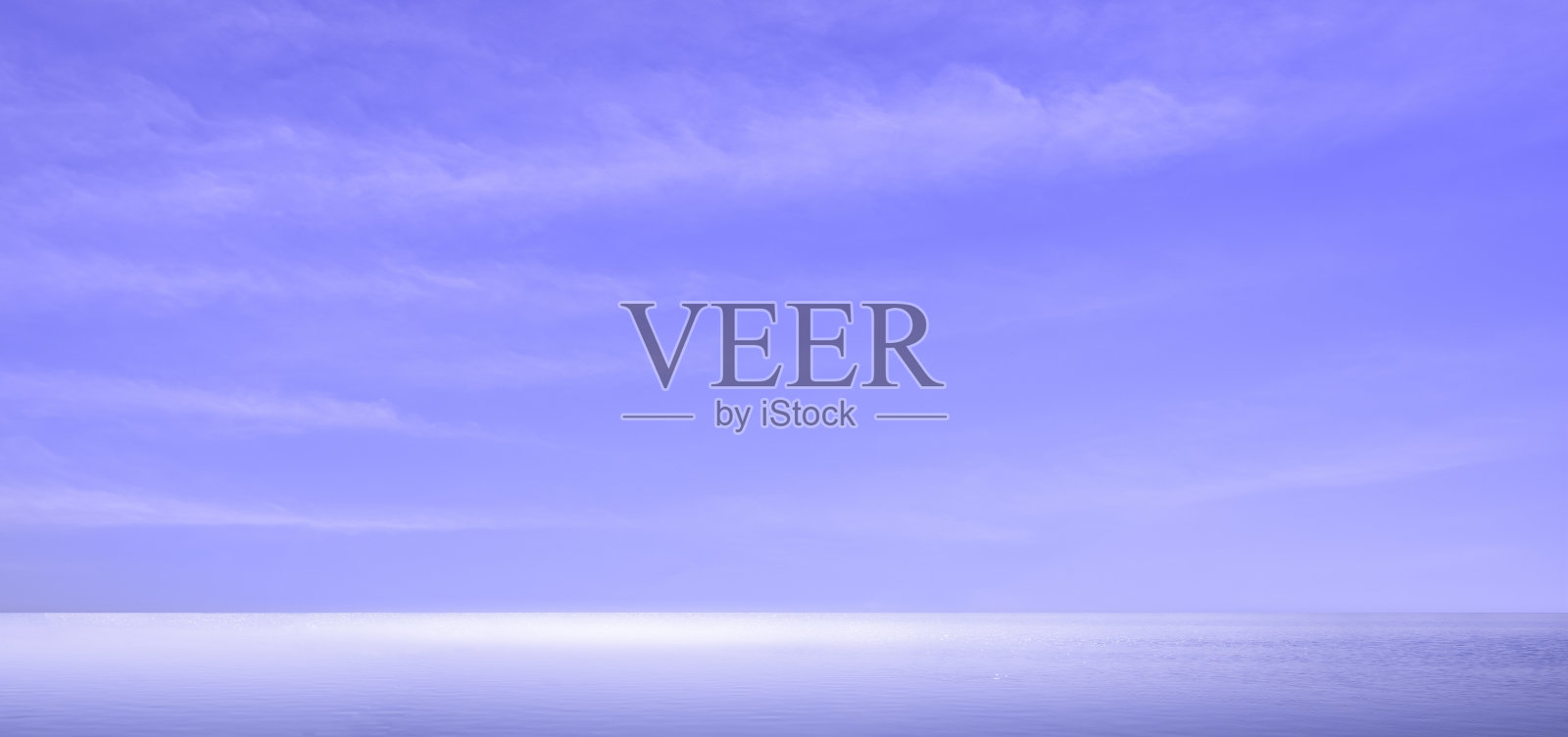 全景蓝天背景和云彩条纹在海面与光反射在水面上,在早晨照片摄影图片