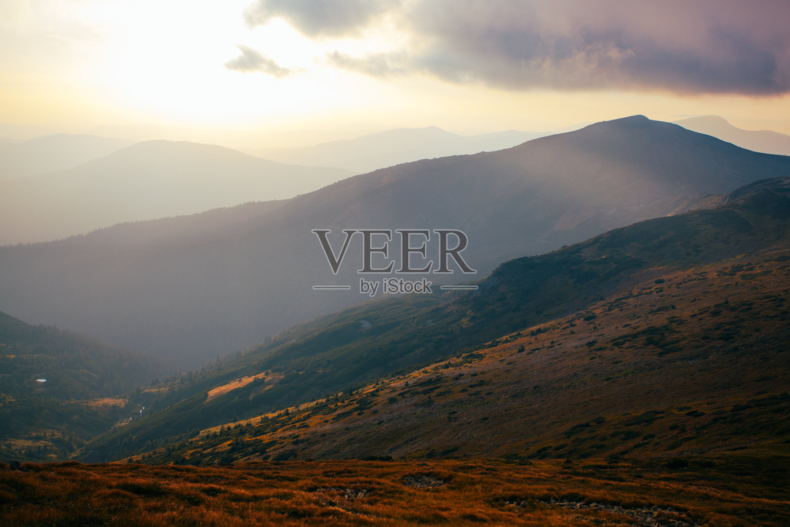 乌克兰喀尔巴阡山脉,Chornigysrsyi hrebet山脉令人惊叹的日落照片摄影图片