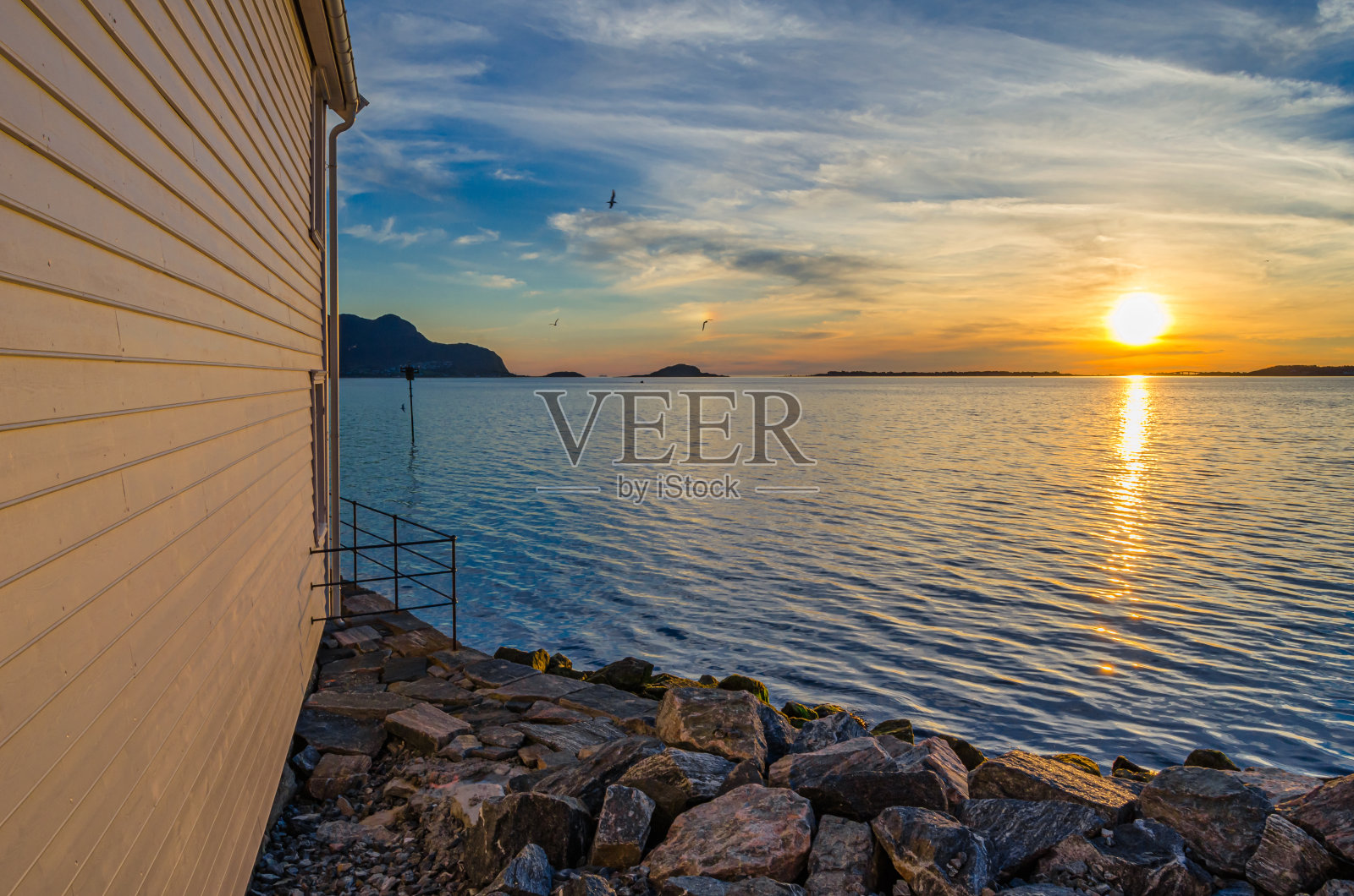 日落从挪威的奥勒松港照片摄影图片