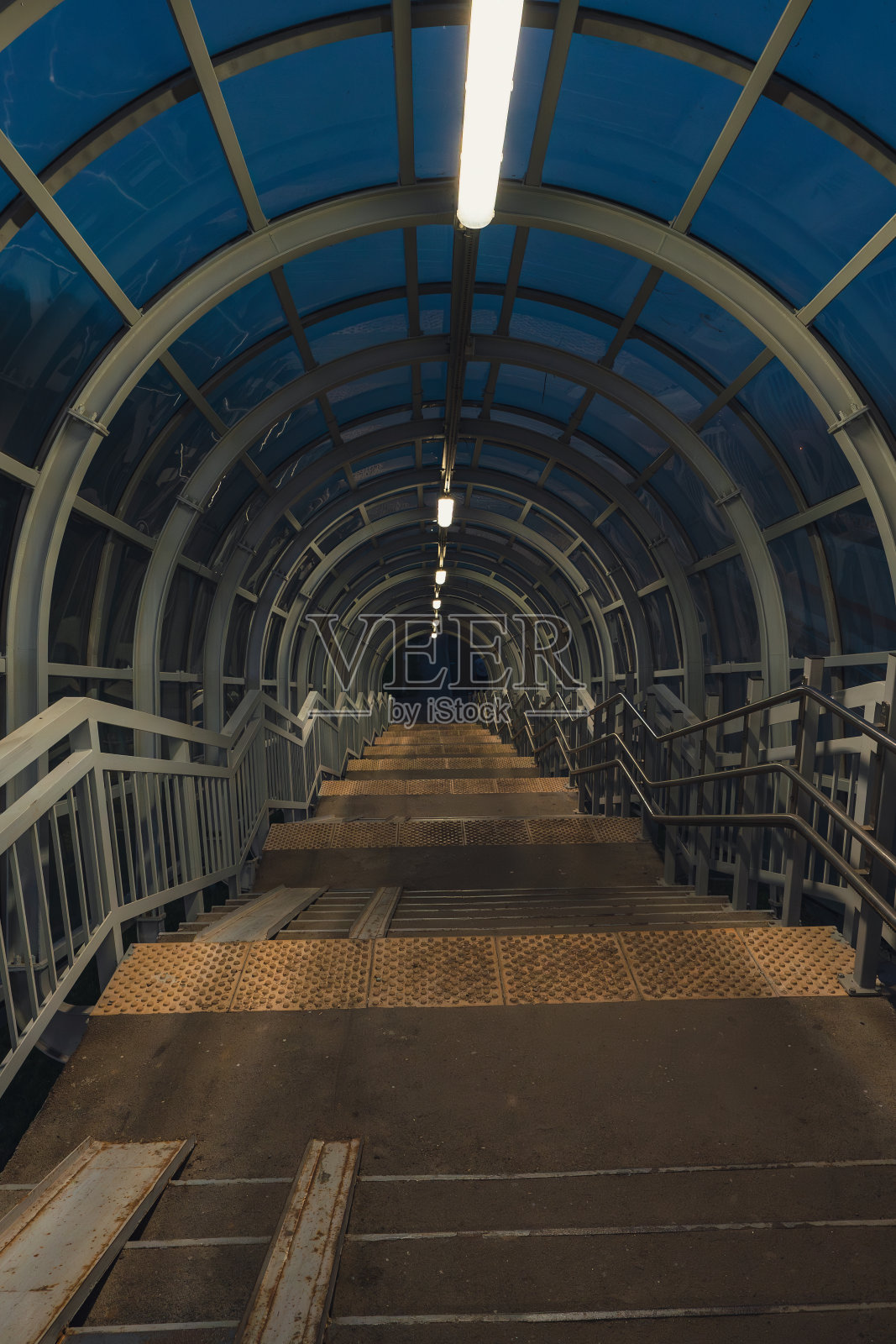 日落时分的人行横道照片摄影图片