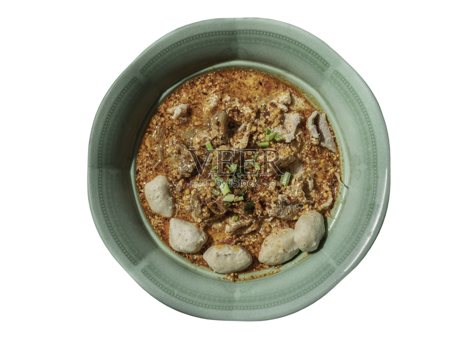 麻辣冬阴凉面(泰国麻辣汤),红烧肉(炖猪肉),新鲜猪肉和猪肉球孤立在白色背景与剪辑路径。照片摄影图片