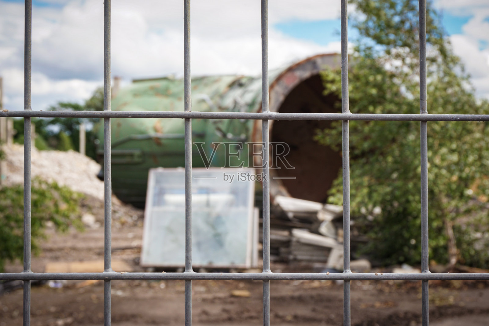 建筑工地前的栅栏特写照片摄影图片