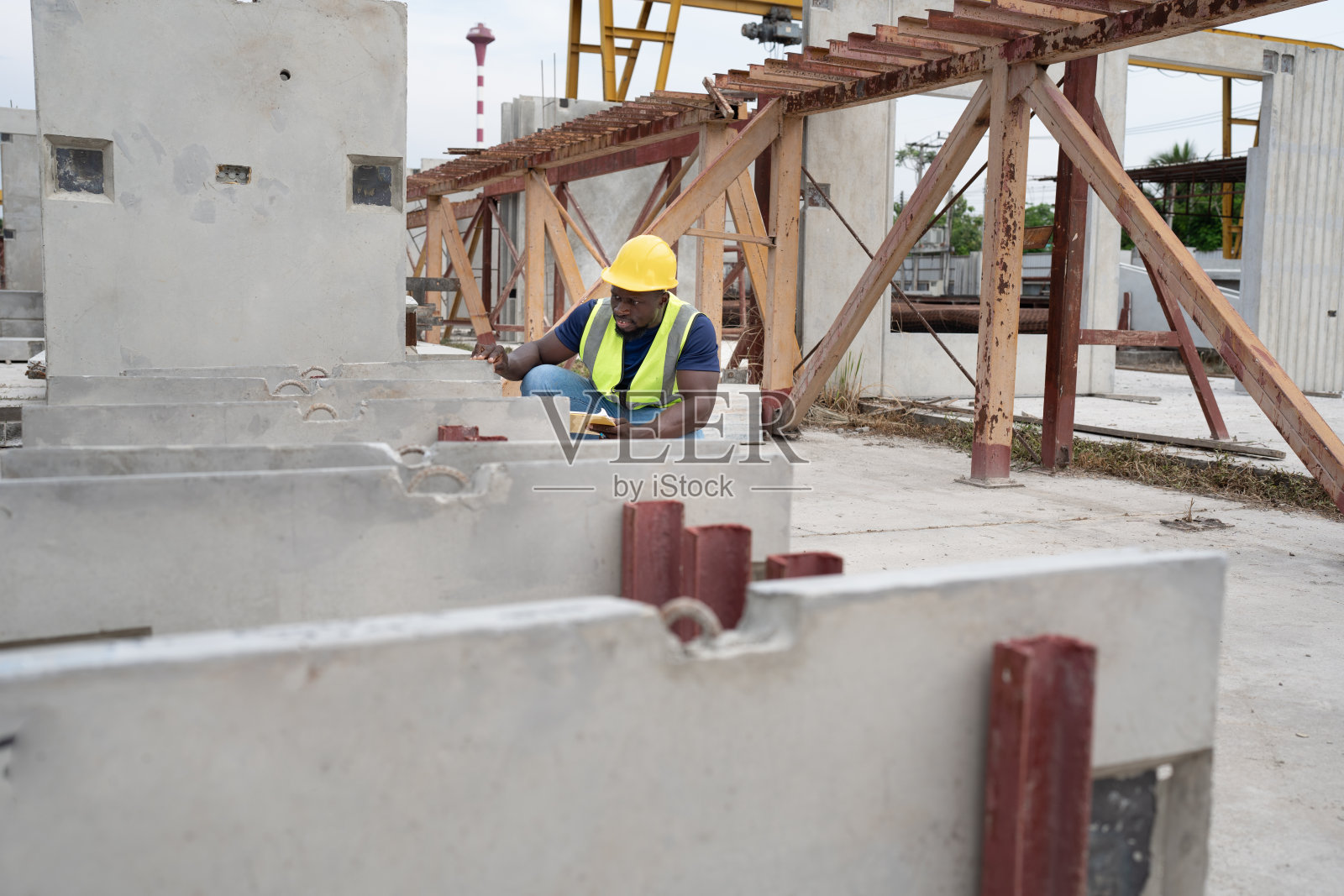 在预制水泥室外工厂工作的非洲工程师照片摄影图片