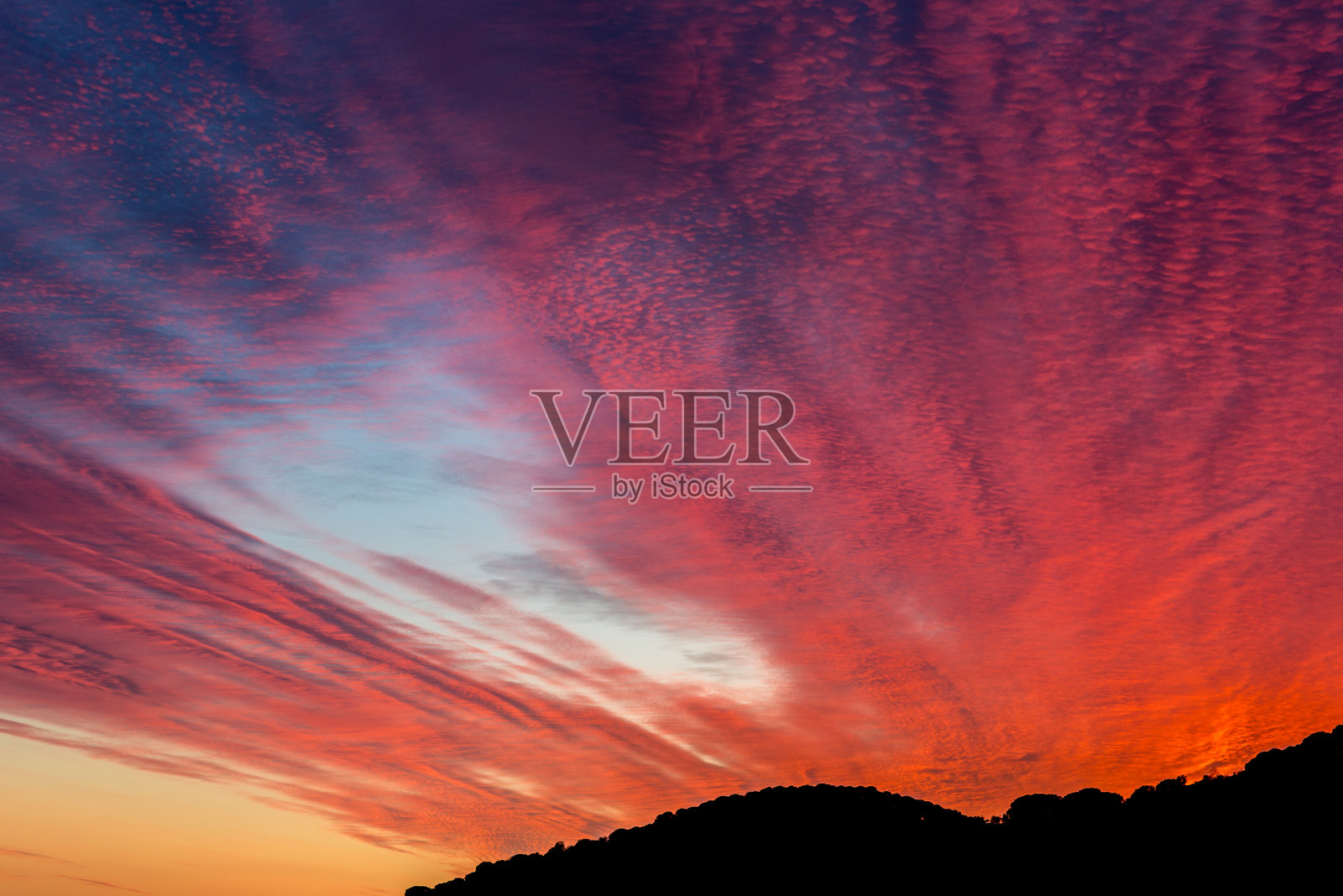 莫雷纳山脉上充满活力的日落照片摄影图片