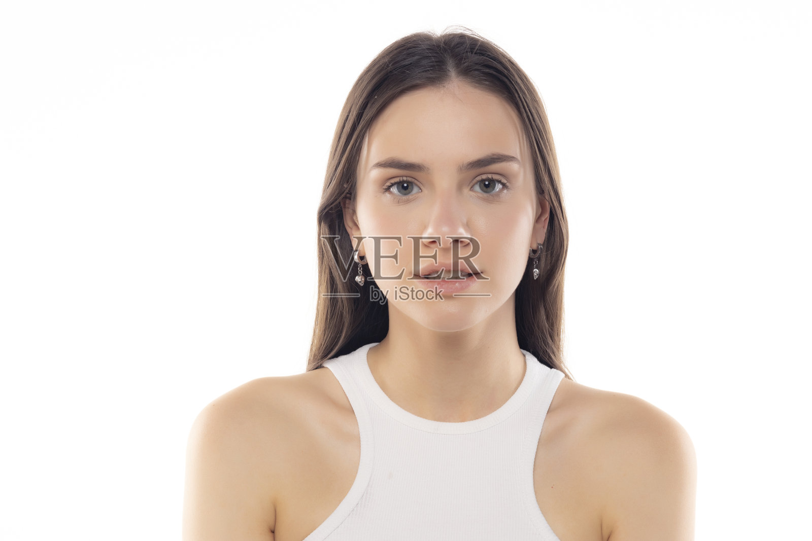 一个严肃的年轻少女在白色背景上的肖像照片摄影图片