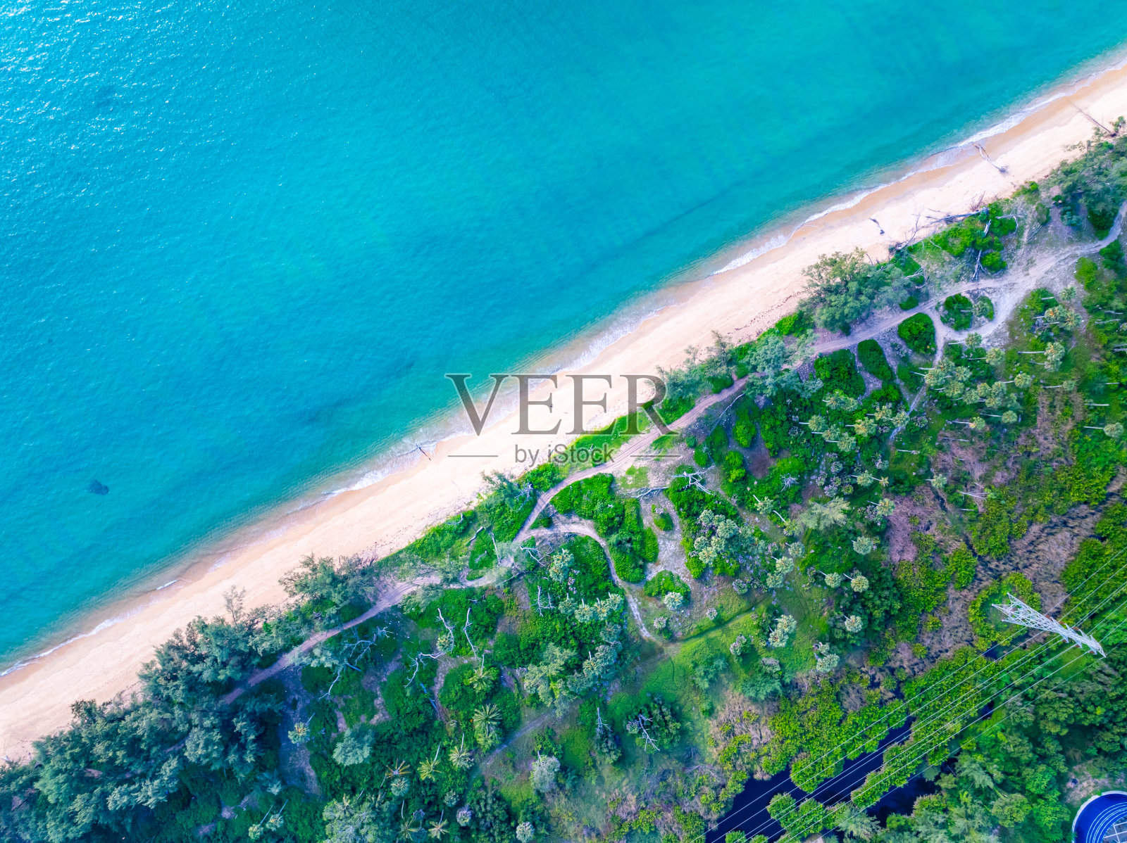 惊人的俯视图海景海滩景观背景,夏季海浪冲击沙滩海景背景,高角度查看海洋自然背景照片摄影图片