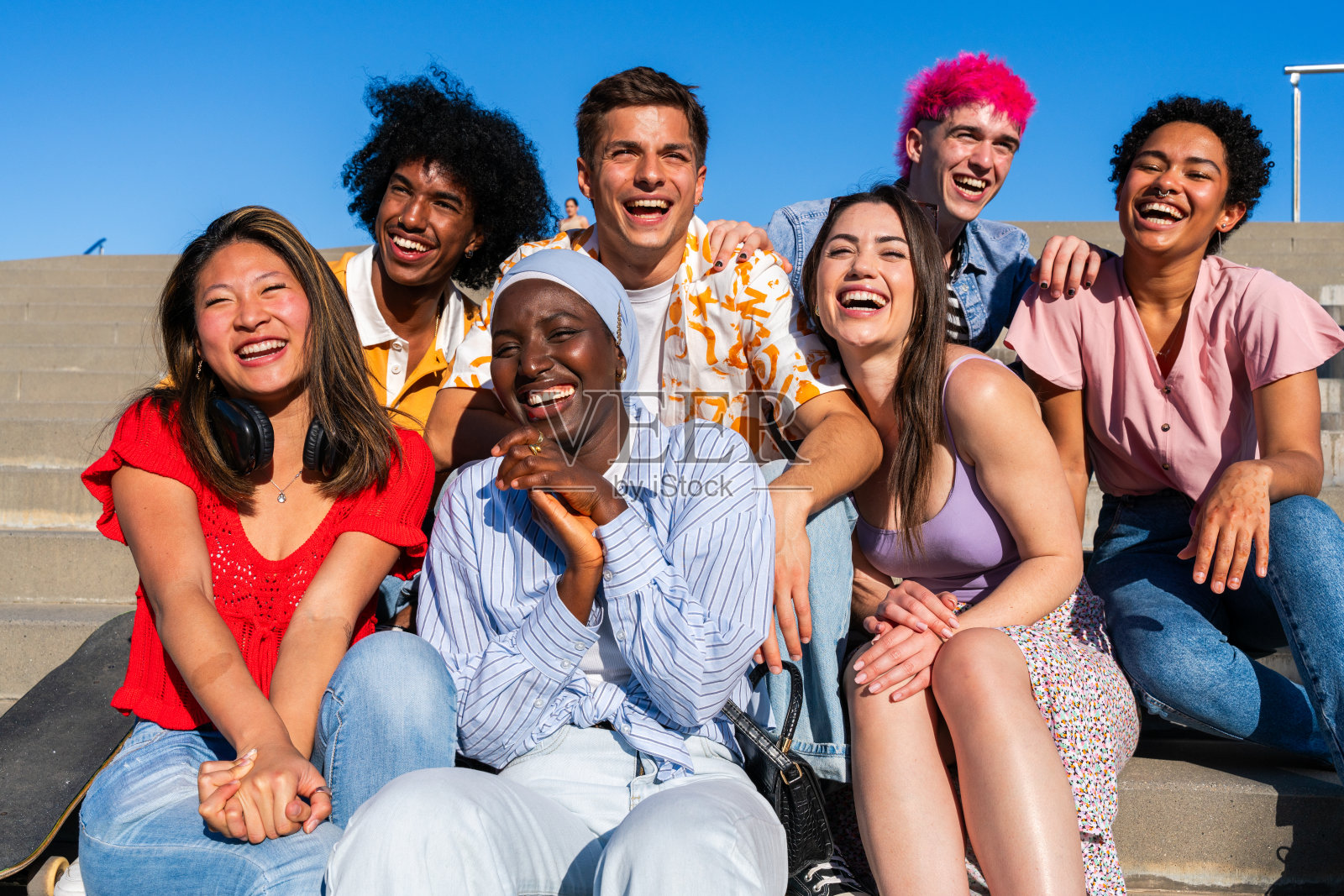 多民族的年轻朋友聚在一起照片摄影图片