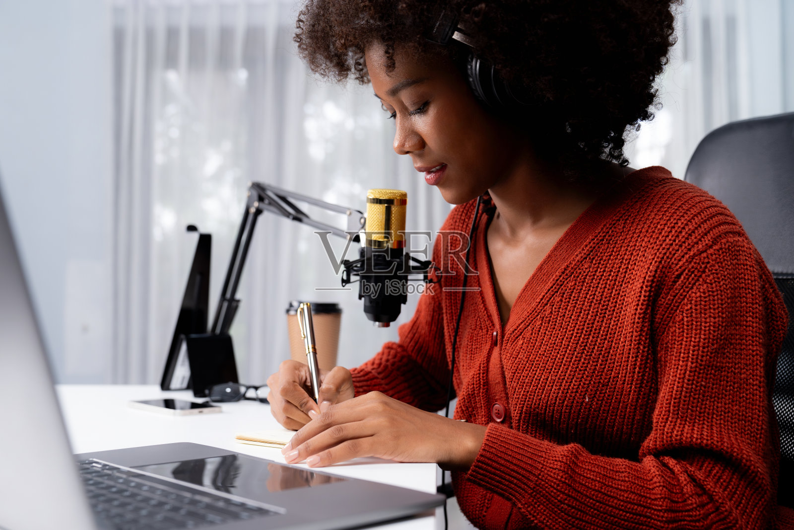 主持非洲妇女写作频道,倾听者讲述故事。热门人物。照片摄影图片