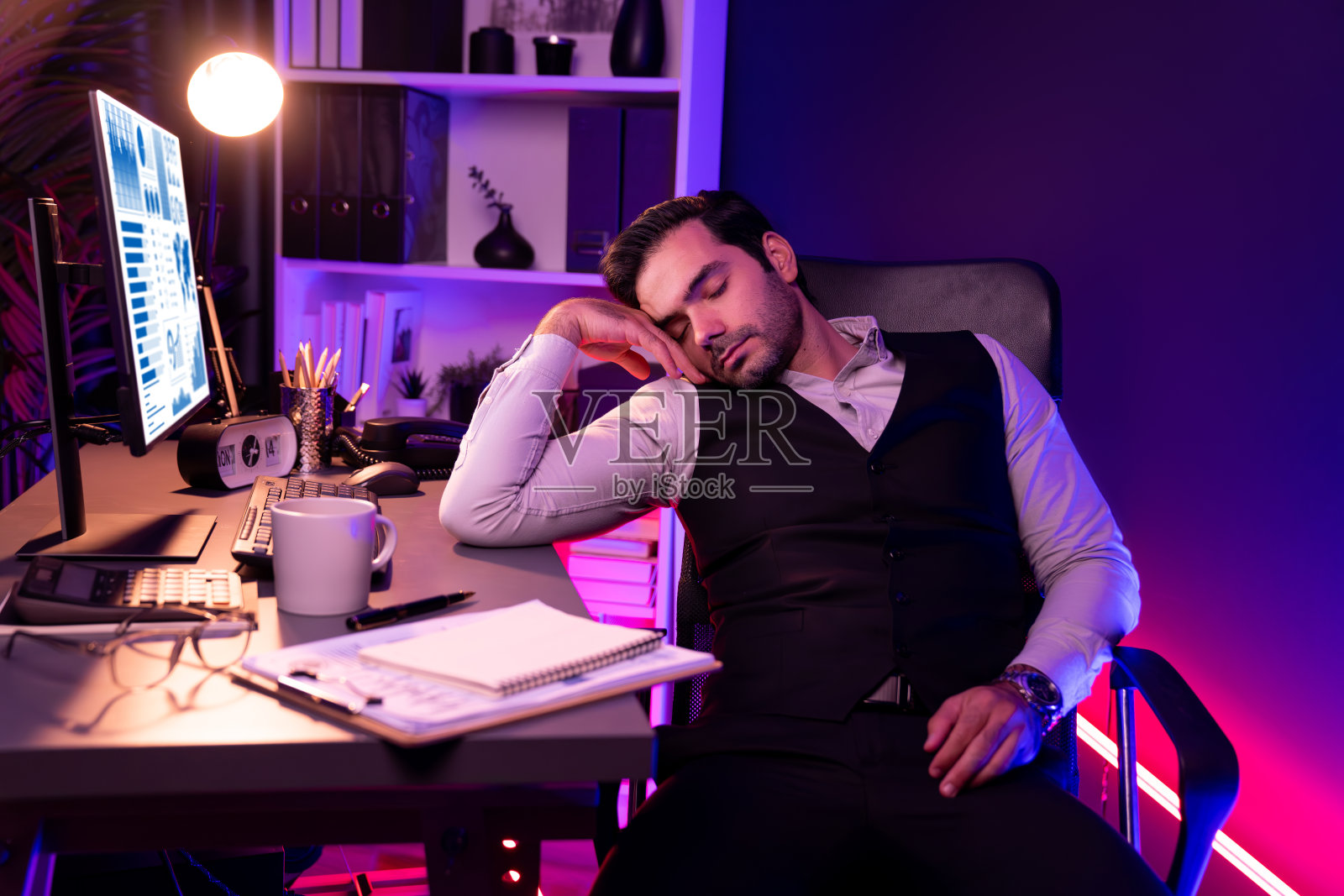 聪明的商人靠在椅子和办公桌上。推测。照片摄影图片