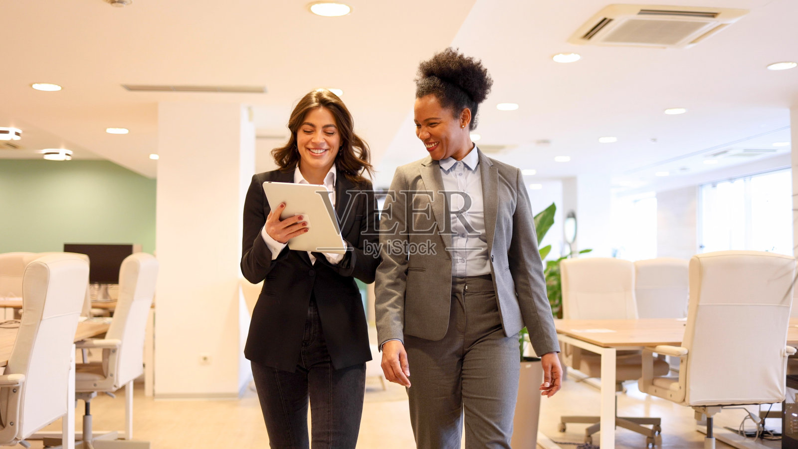 女商人在去开会的路上聊天照片摄影图片