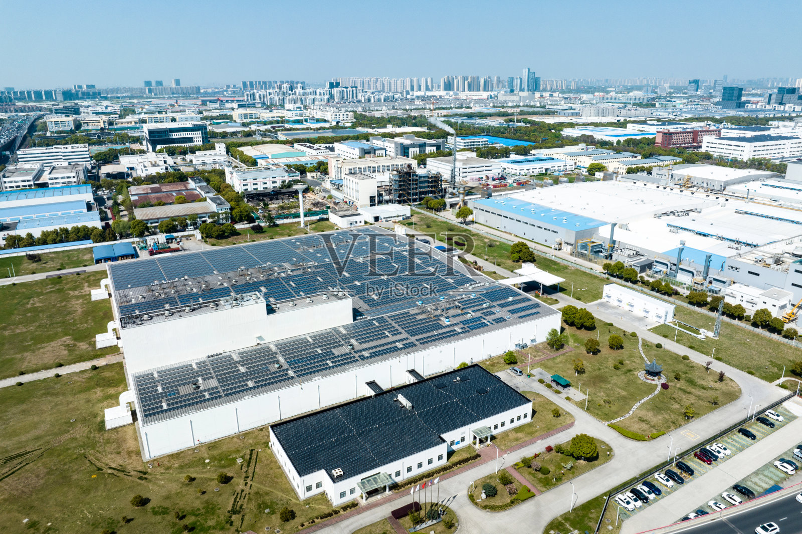 航拍厂房屋顶光伏太阳能电池板照片摄影图片