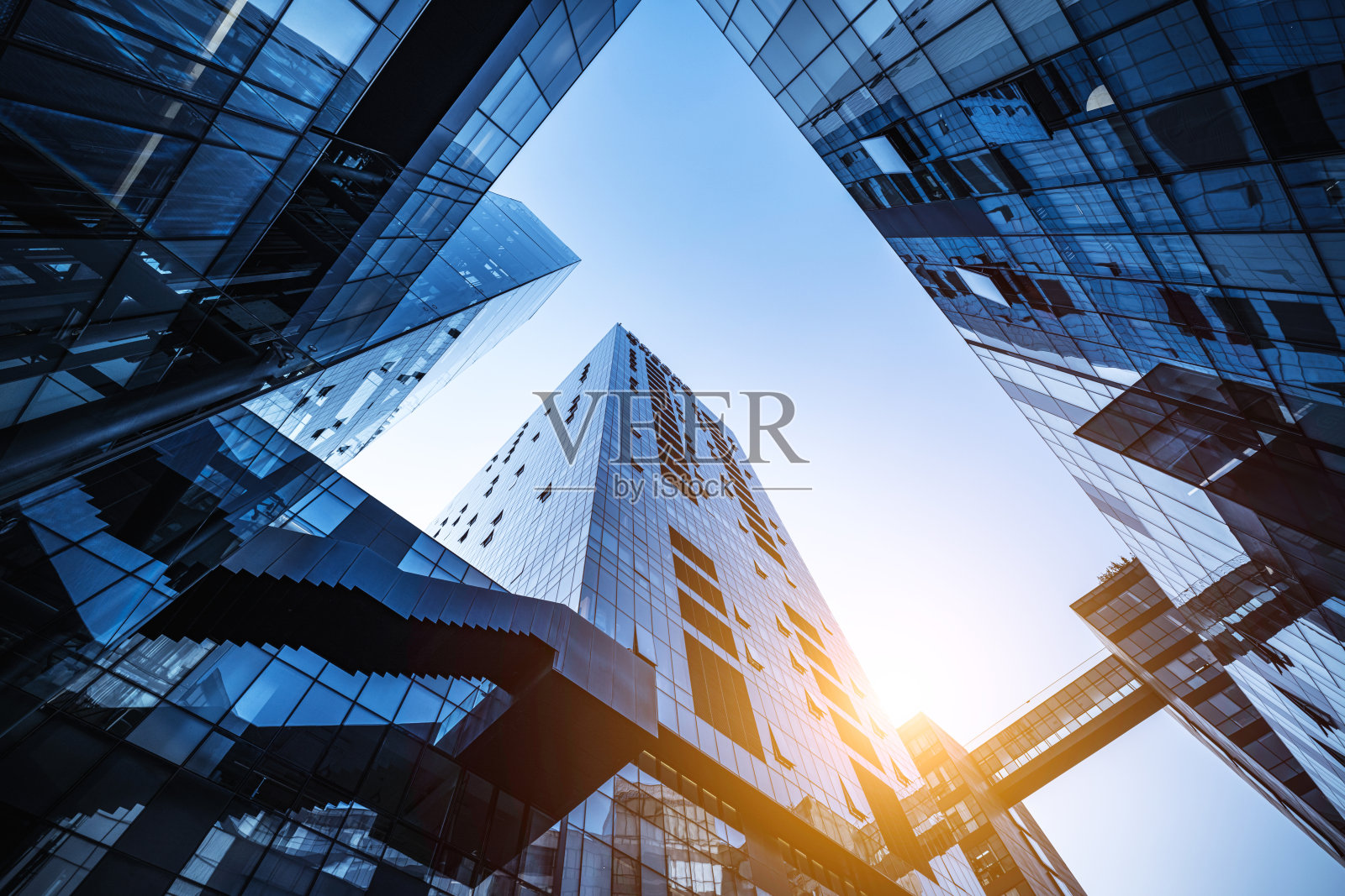 现代玻璃建筑与天空反射照片摄影图片