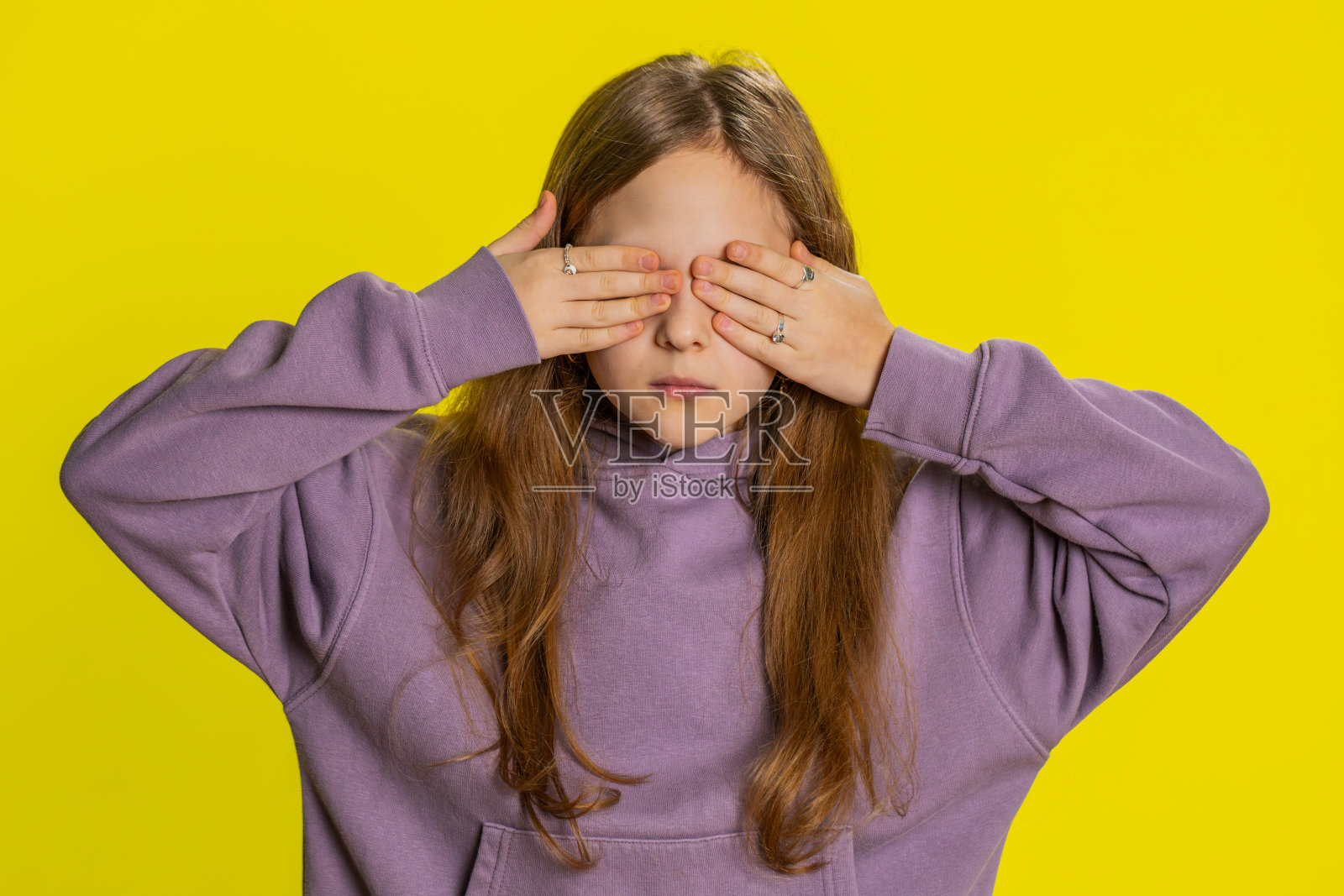 害怕的震惊的女孩闭着眼睛,困惑害羞的拒绝观看,恐惧症,羞耻,压力照片摄影图片