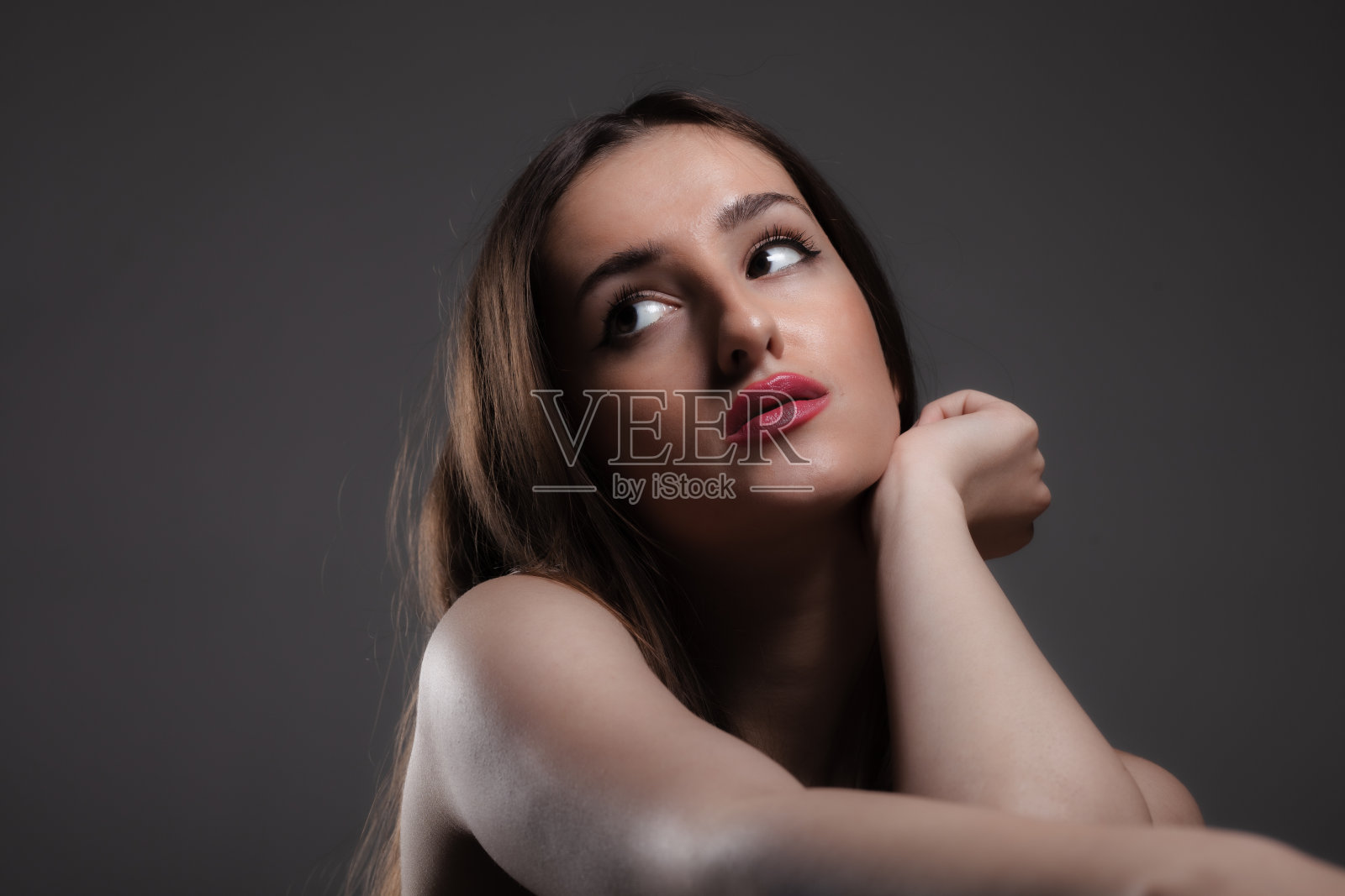 美丽的女孩工作室肖像对黑暗的背景。照片摄影图片