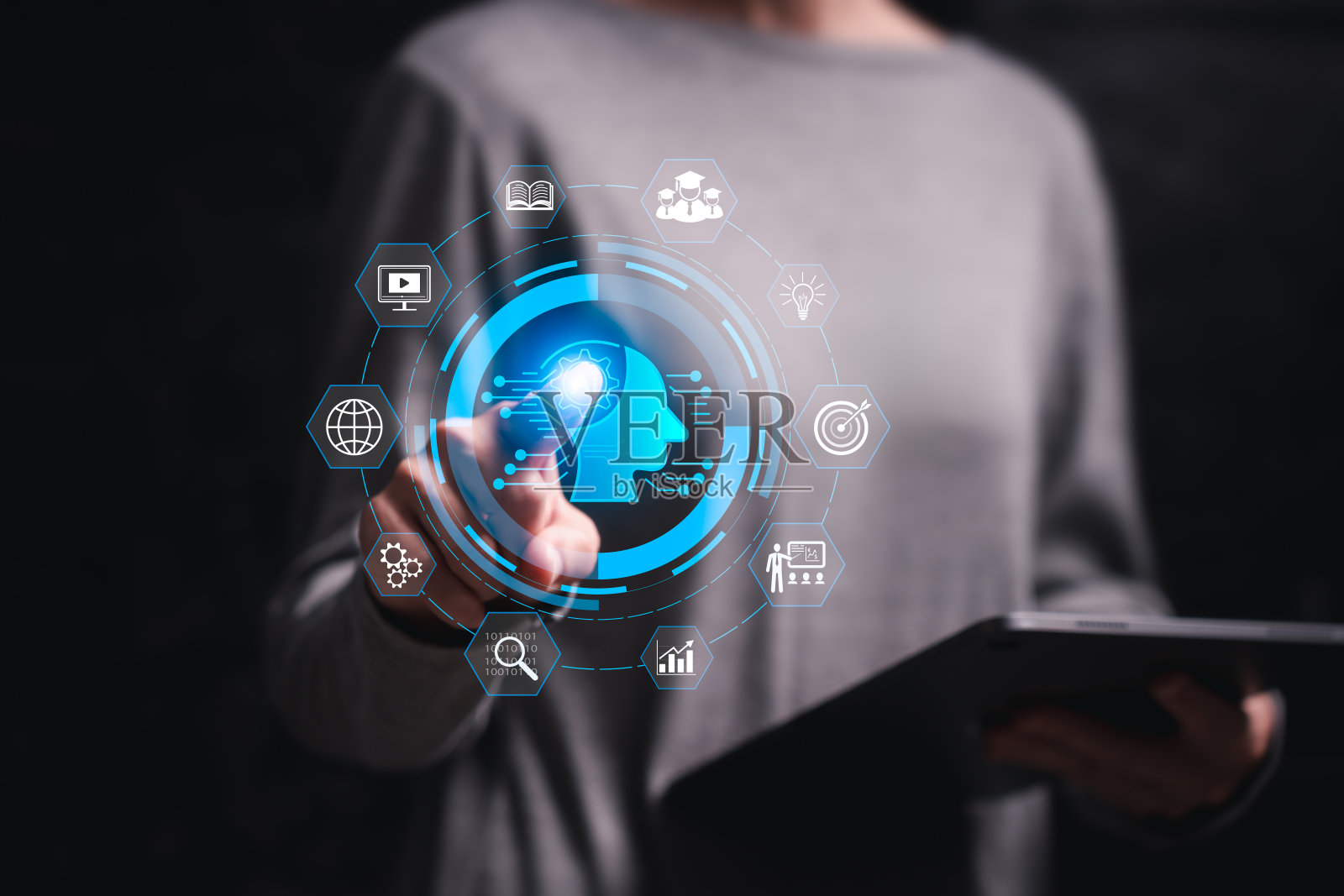 AI技术将日常生活、商业工作管理融入生活方式,帮助人类高效工作,女性触摸软件技术AI图标,帮助和支持工作数据分析、生成、学习照片摄影图片